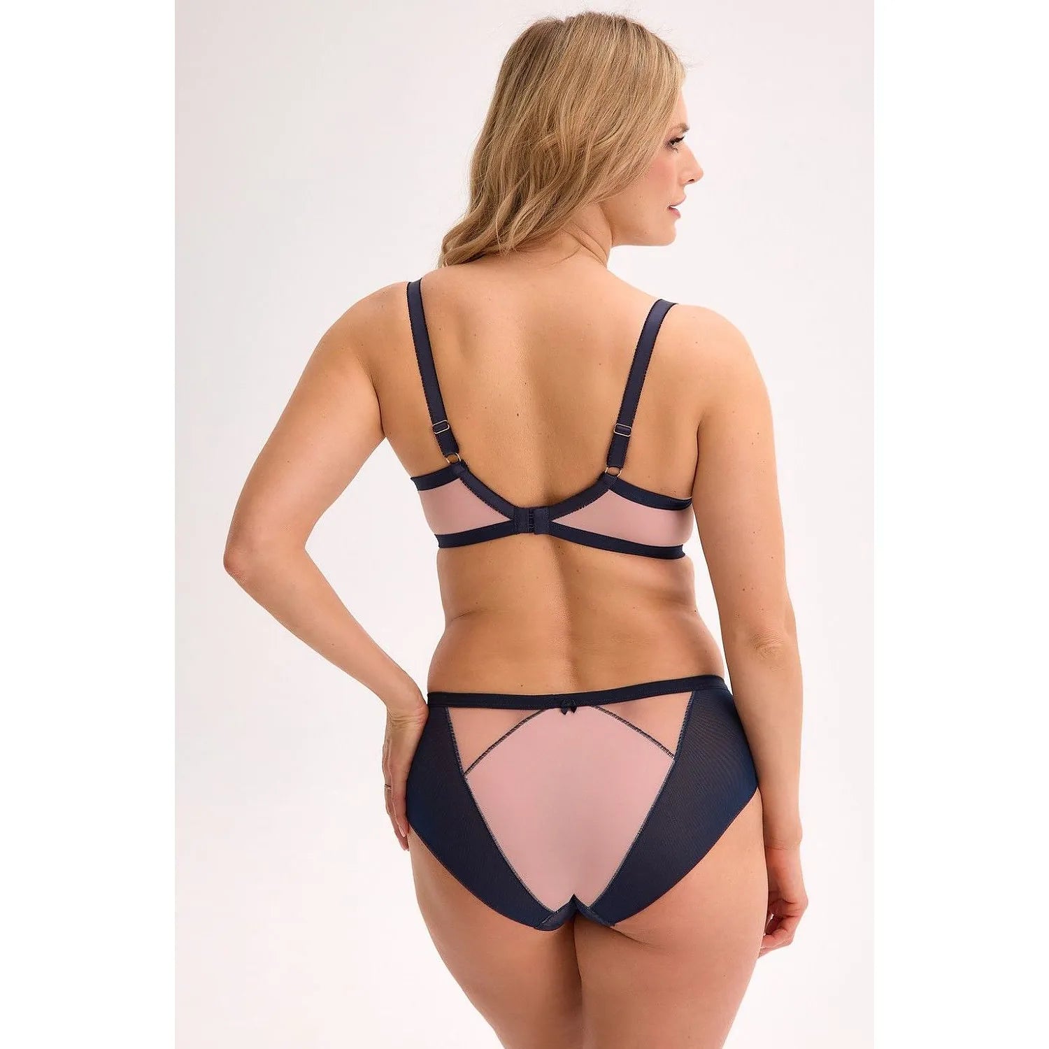 Ensemble lingerie dentelle noire, soutien-gorge à armatures et culotte ajustable, confort et élégance féminine.