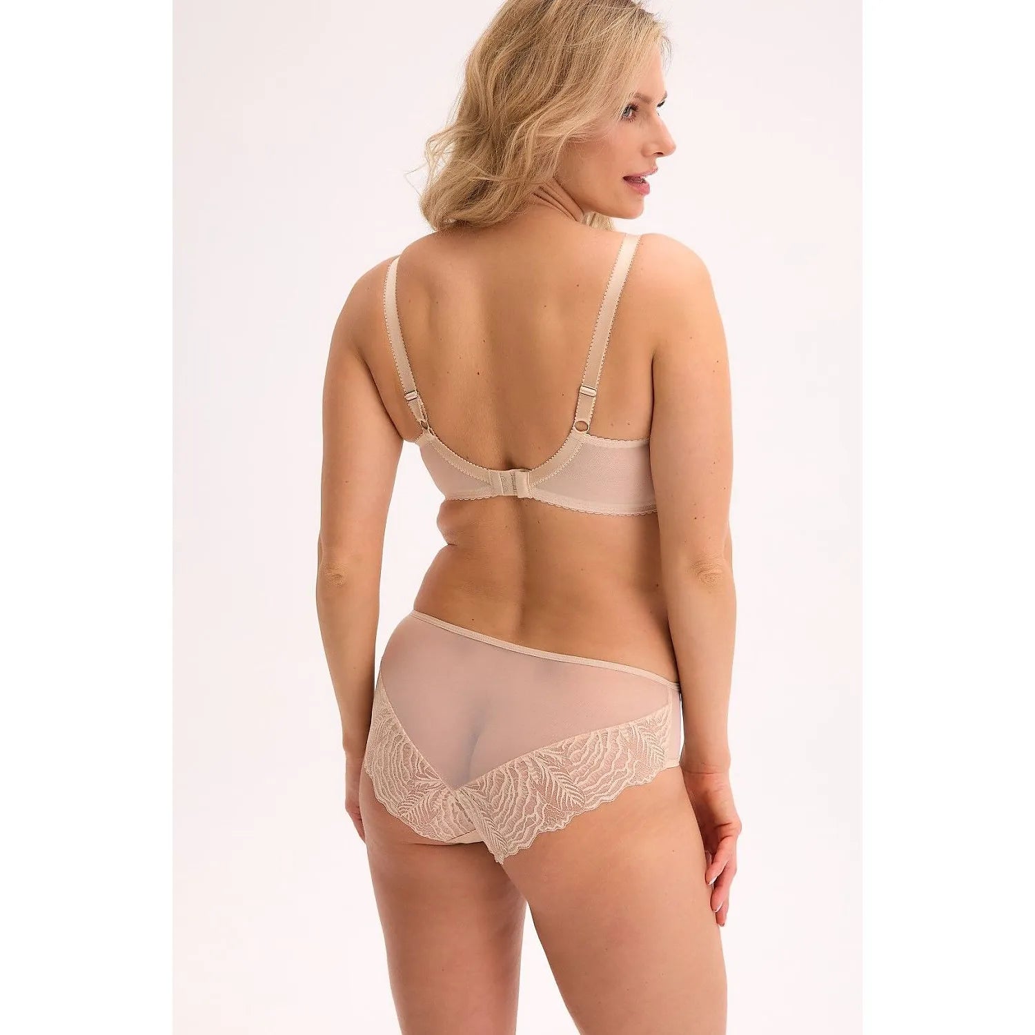 Culotte en dentelle beige Gaia 216010, élégante et confortable, avec motifs floraux, vue arrière sur mannequin.