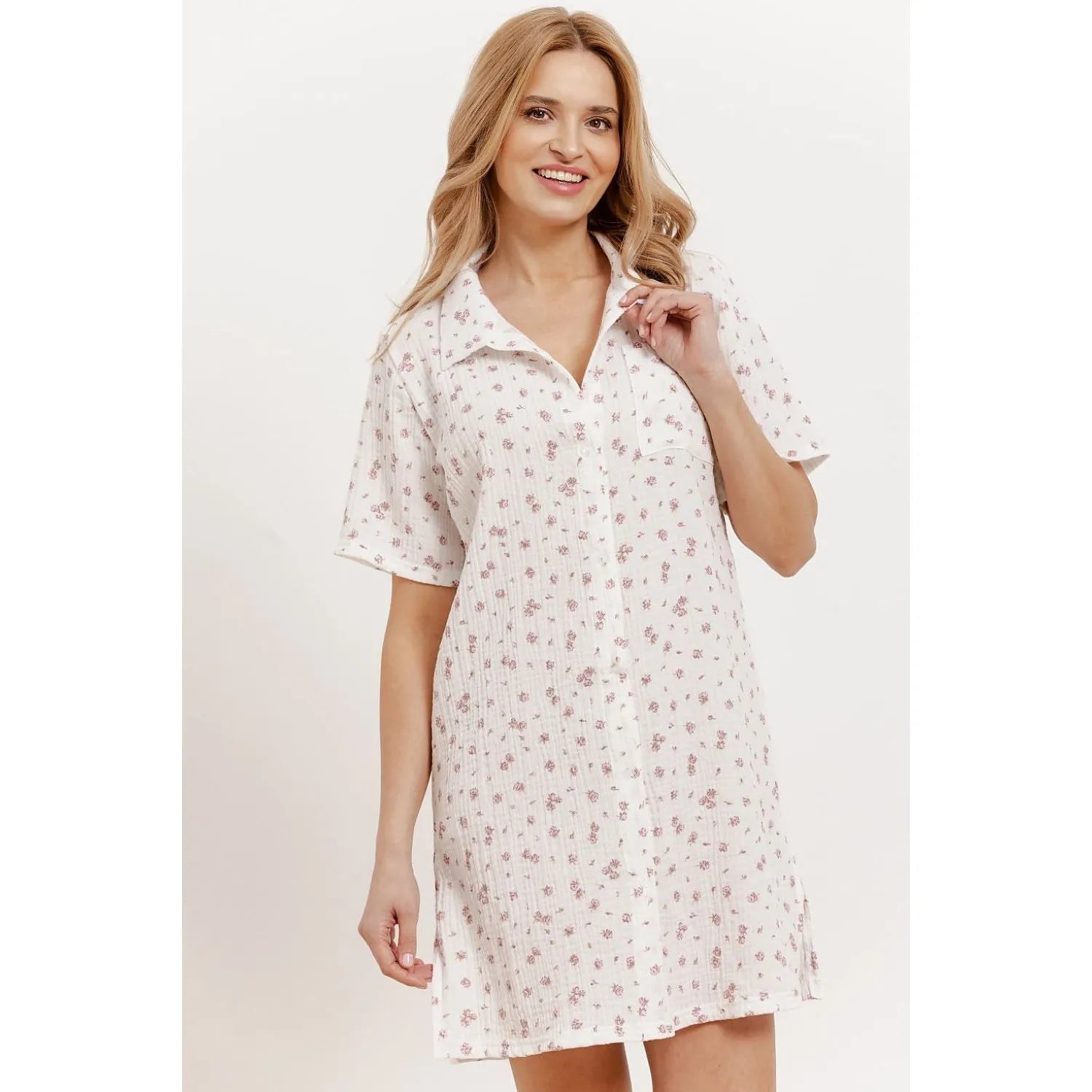 Chemise de nuit en coton blanc à motifs floraux roses, manches courtes, col classique, boutons, poche avant.