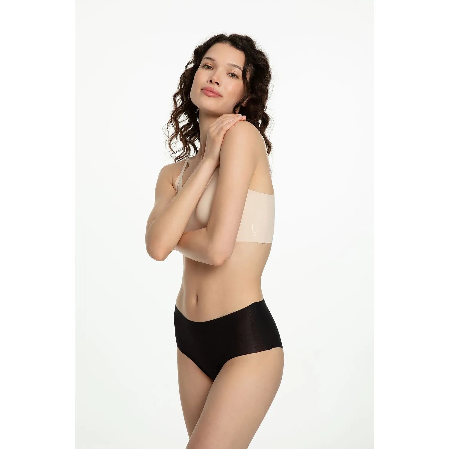 Culotte noire Julimex sans couture, taille haute, tissu ultra fin, portée par un mannequin sur fond blanc.
