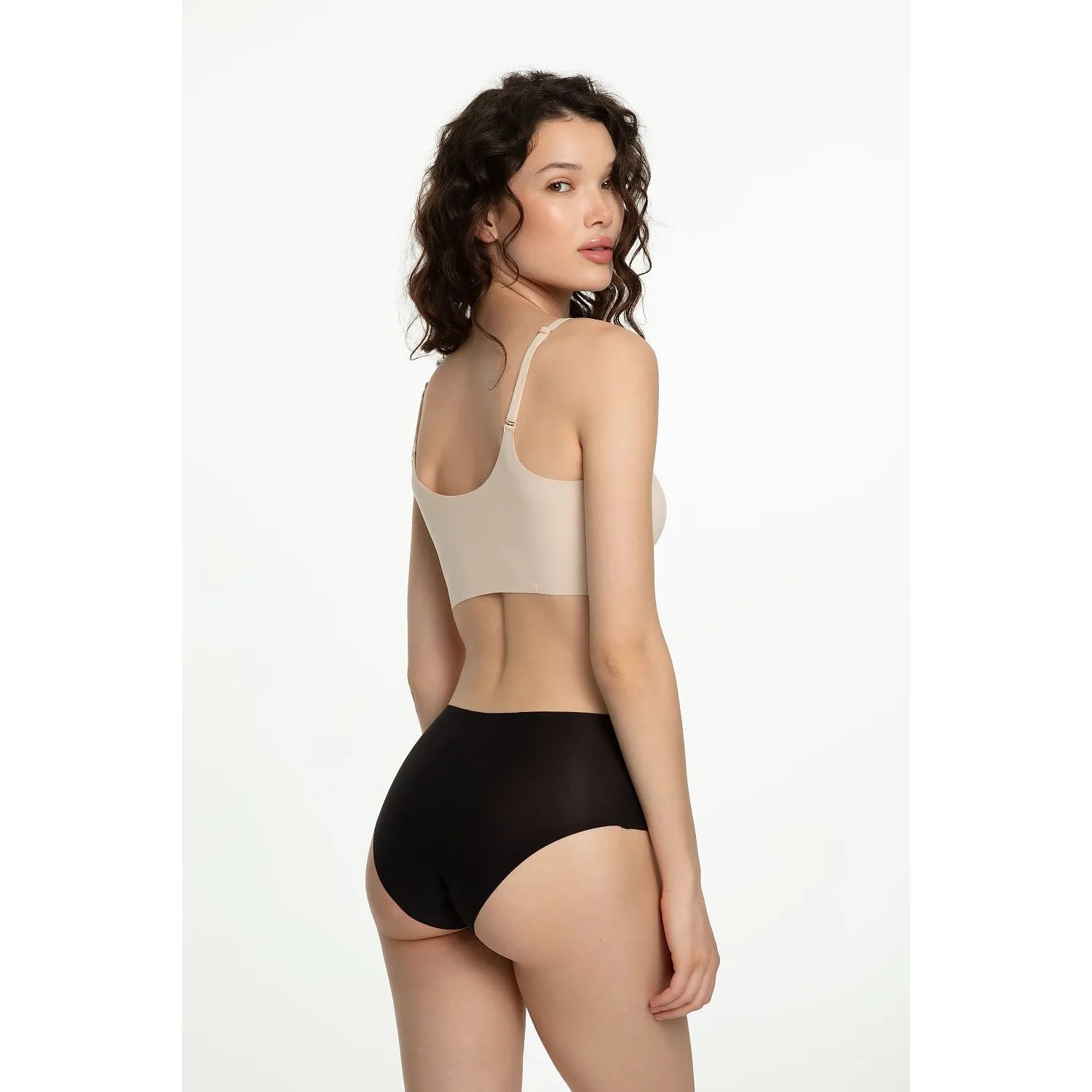 Culottes noires taille haute Julimex sans couture, tissu ultra fin, portées par un mannequin, confort et discrétion assurés.