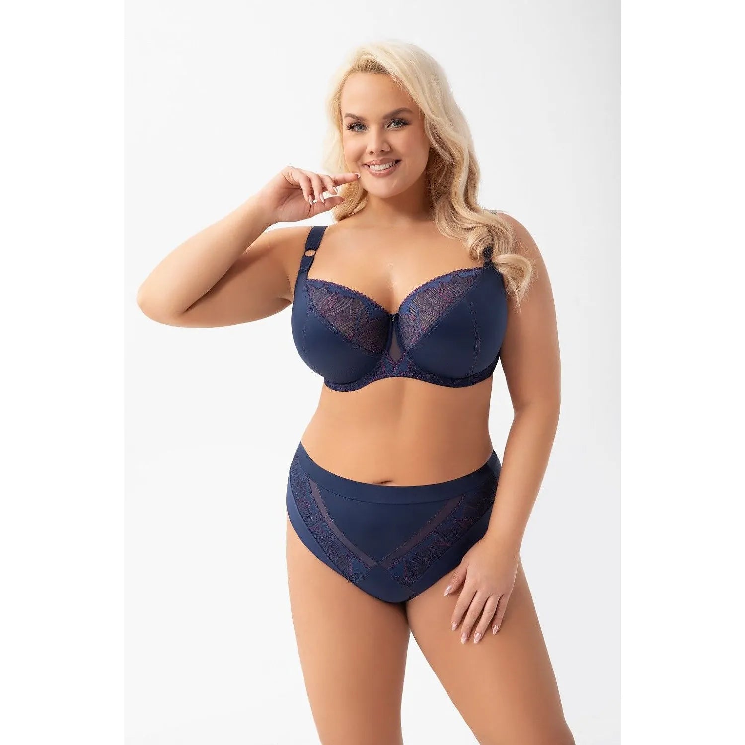 Ensemble lingerie Gorsenia bleu marine, soutien-gorge balconnet dentelle, confort et élégance pour grandes tailles.