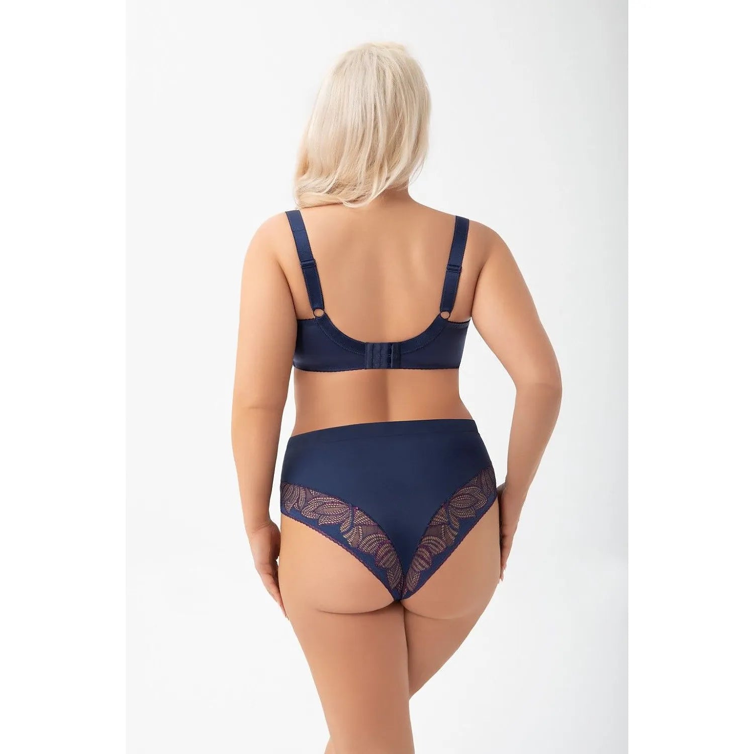 Ensemble lingerie Gorsenia bleu dentelle, soutien-gorge balconnet, confort et élégance pour grandes tailles.