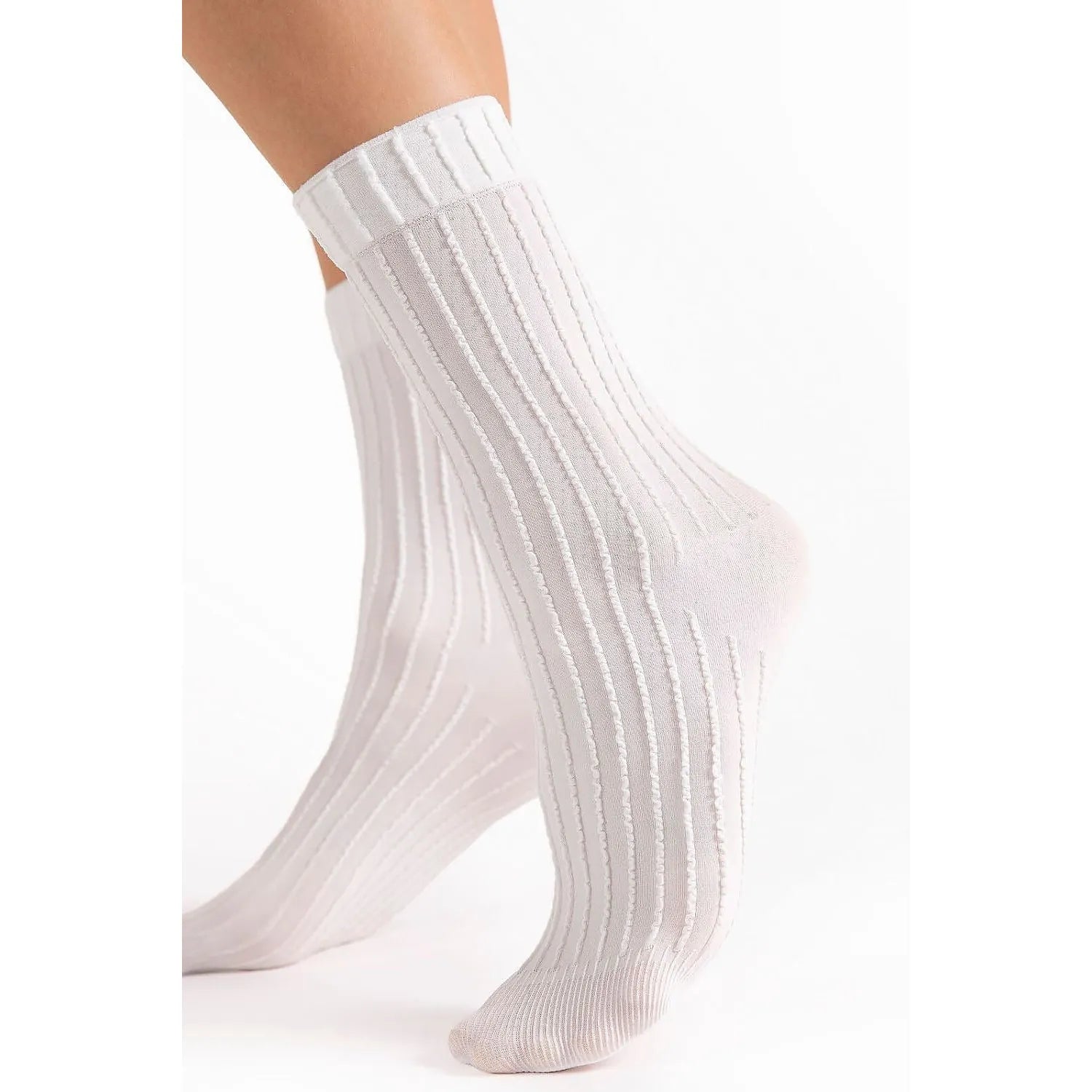 Chaussettes hautes blanches Fiore 218767, motif côtelé vertical, mi-mollet, élégantes et confortables.