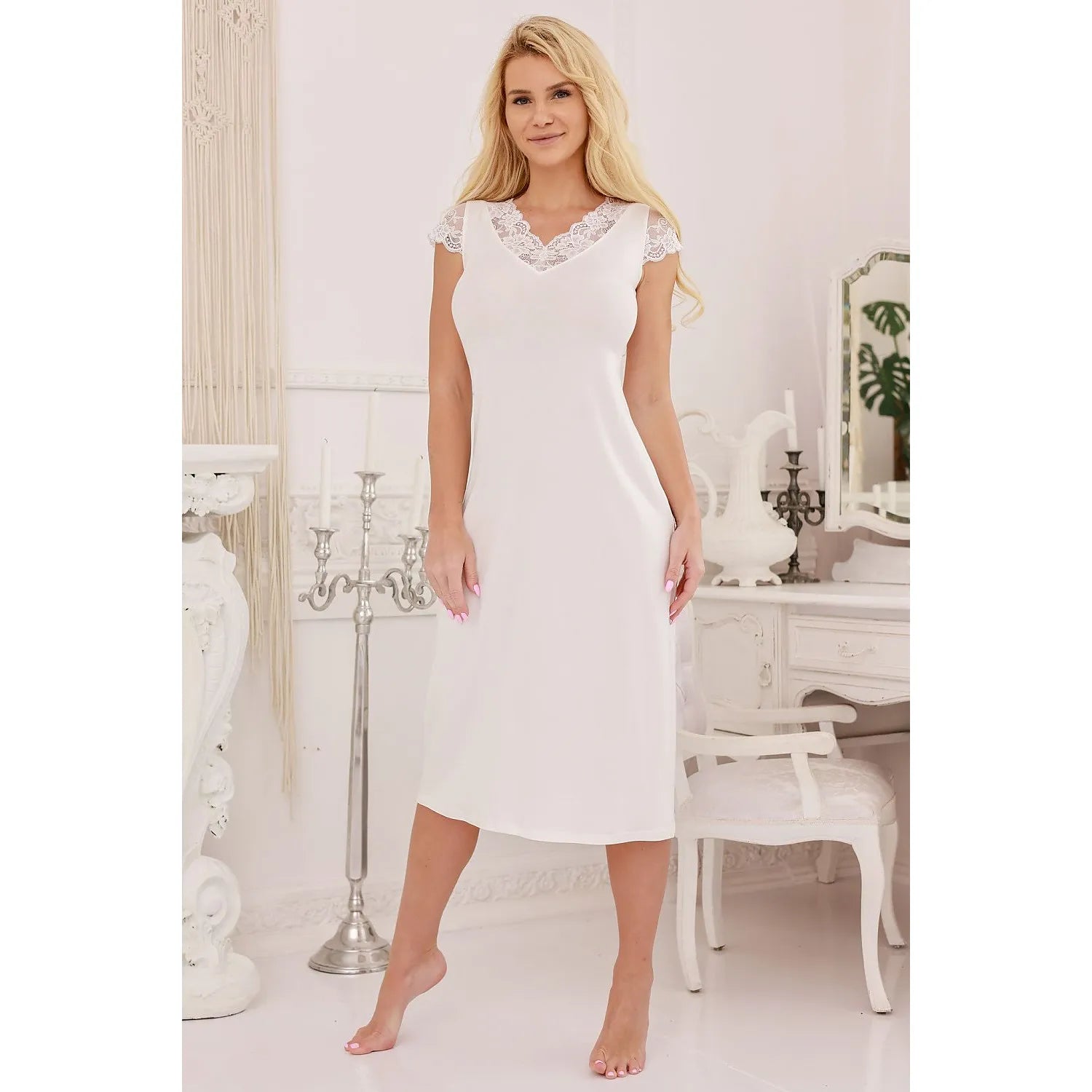 chemise nuit élégante dentelle blanche longue fluide douce viscose élasthanne col plongeant manches courtes silhouette ajustée emballage cadeau romantique intemporelle