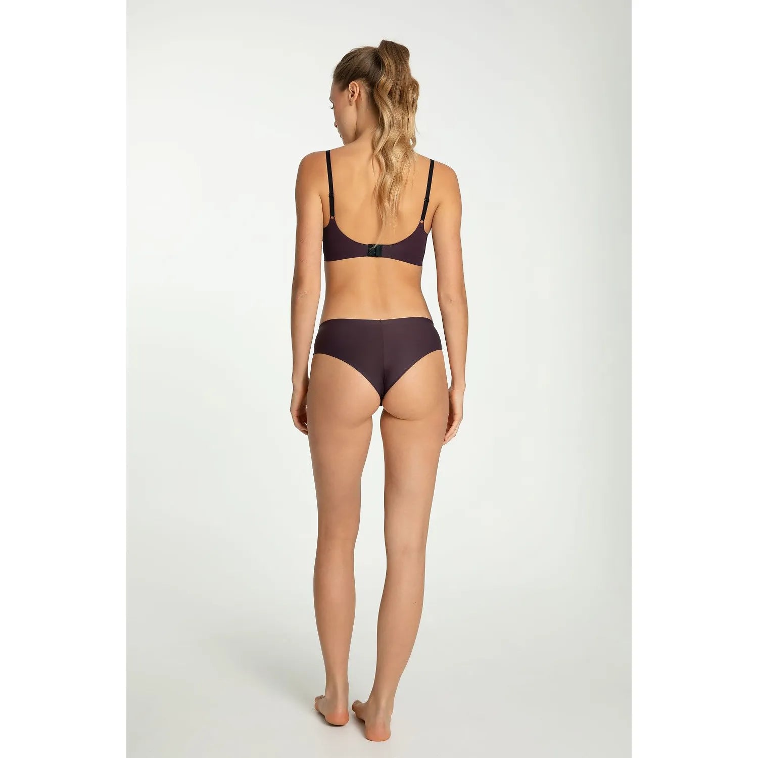 Ensemble lingerie Julimex 219145 Dark Plum, soutien-gorge triangulaire et culottes brésiliennes sans coutures.