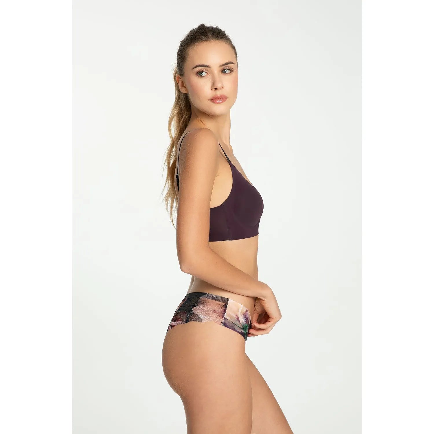 Culotte brésilienne Julimex prune et floral, soutien-gorge sans armatures, lingerie élégante et confortable pour femme.