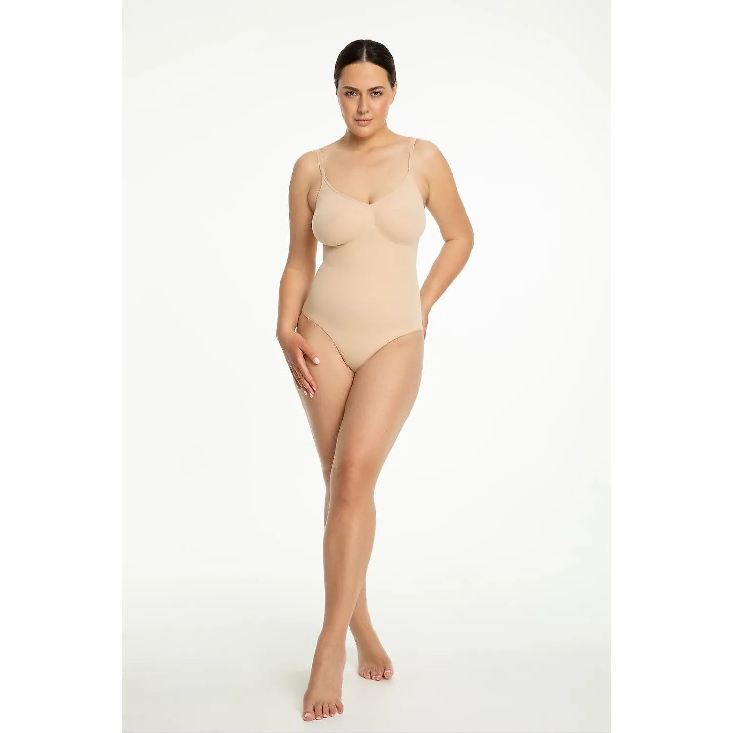 Bodysuit Julimex 219149 beige, sans couture, bretelles spaghetti, dos string, silhouette lisse, maintien poitrine intégré.