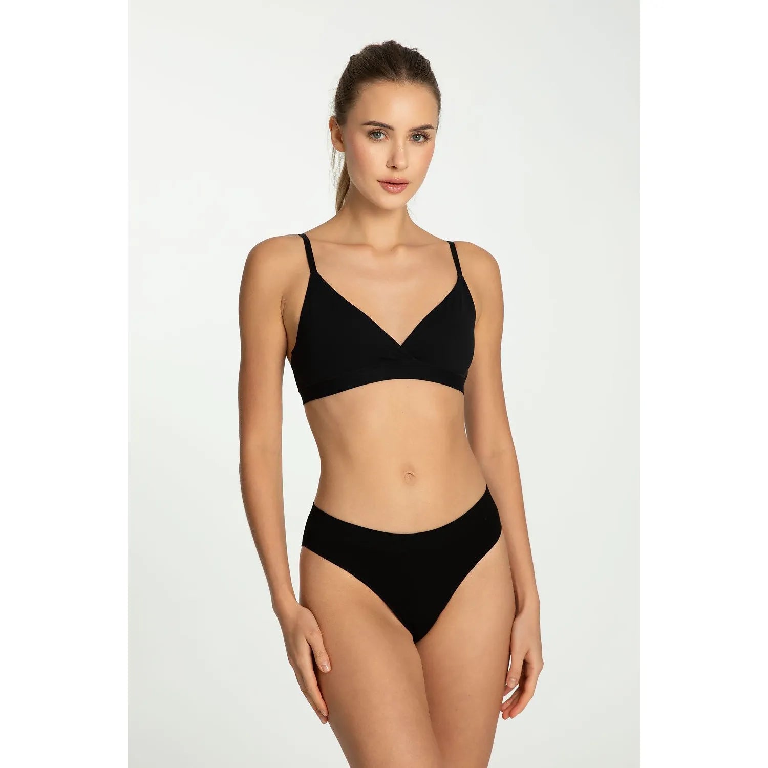 Ensemble de lingerie minimaliste sans armature Julimex Culottes model 219153 soutien-gorge三角 ajustables tissu doux stretch microfibre noir quotidien confortable