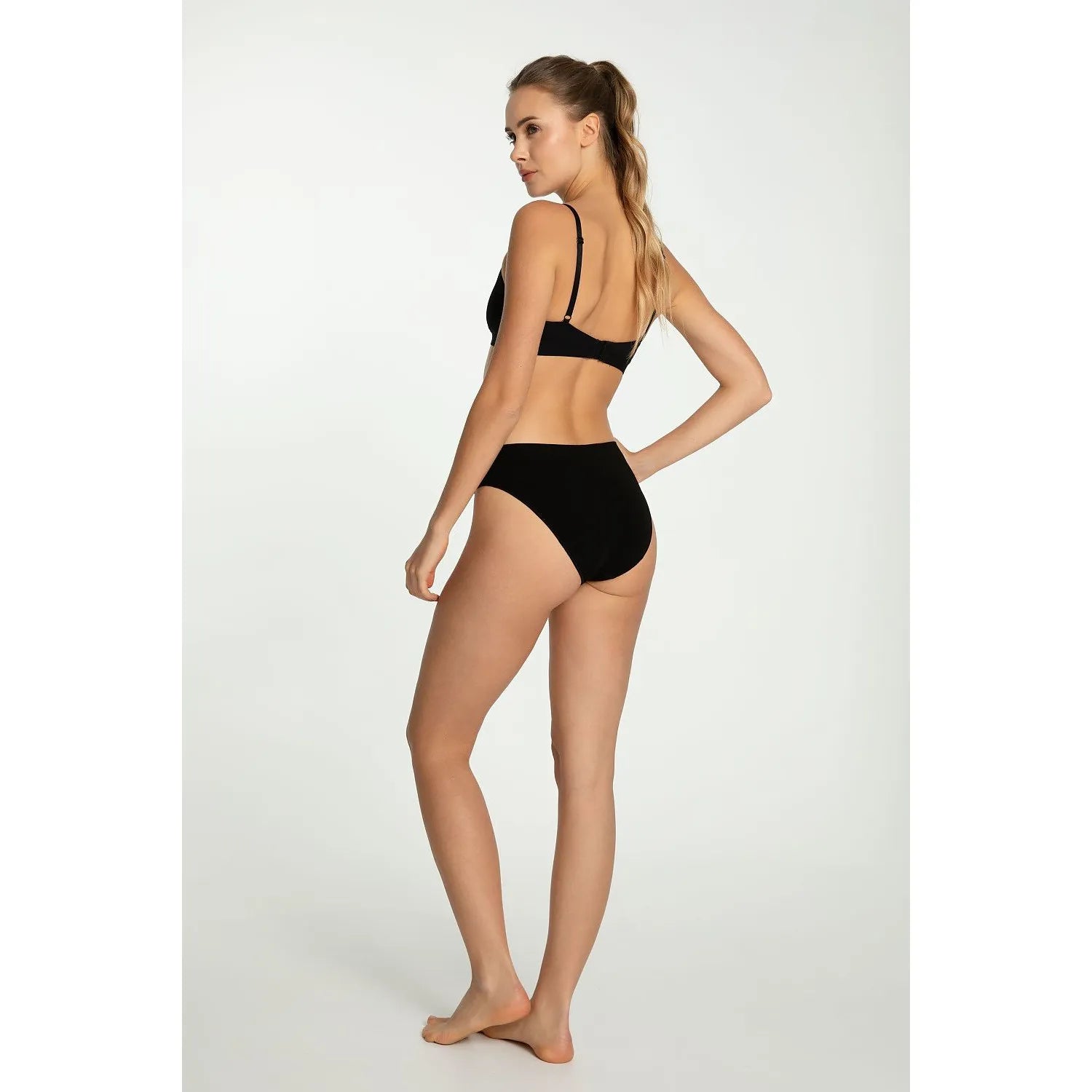 Ensemble lingerie noir Julimex sans armature, soutien-gorge triangle et culotte, microfibre douce, vue de dos.