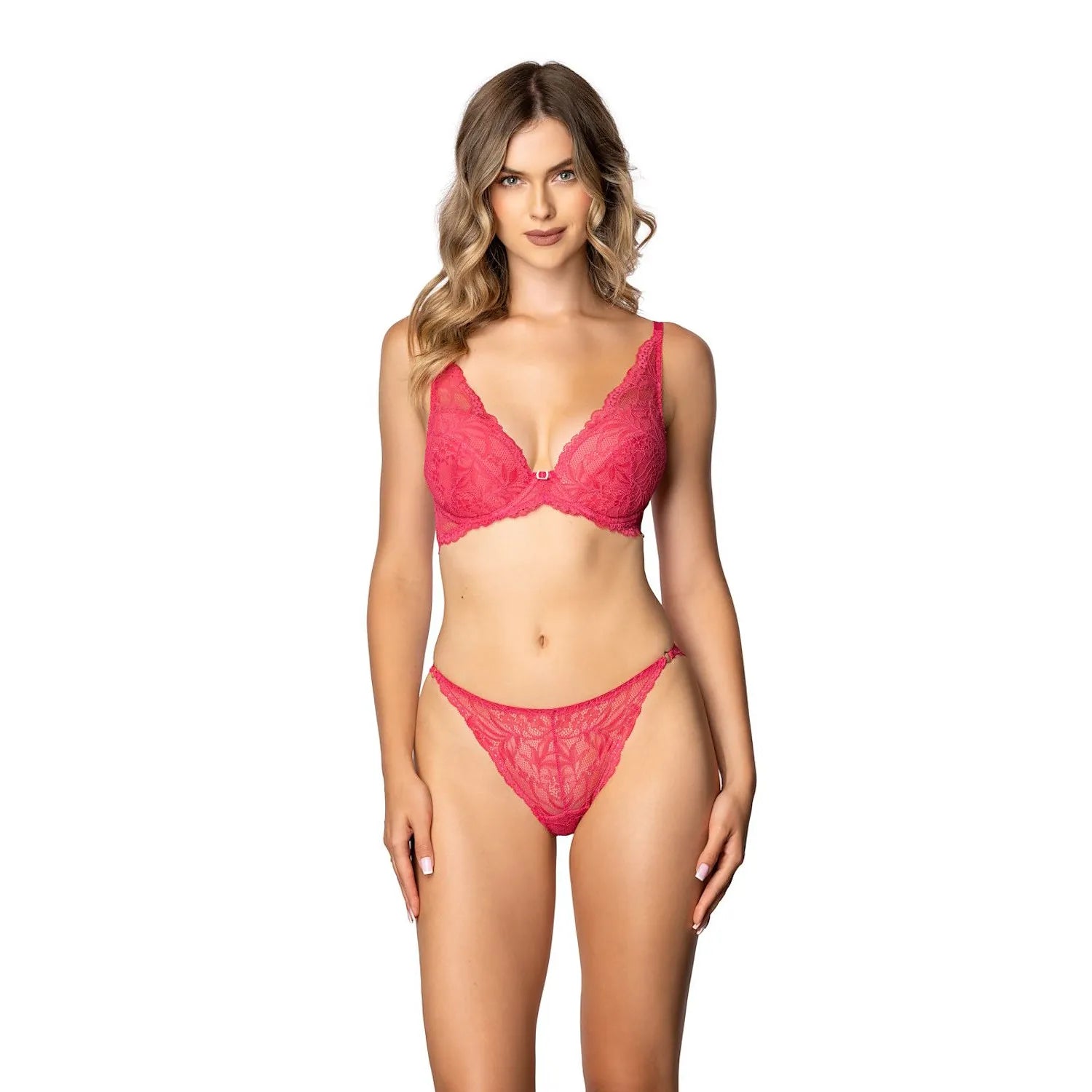 Culotte en dentelle framboise, motif subtil, ajustement parfait, confort et élégance, silhouette féminine mise en valeur.