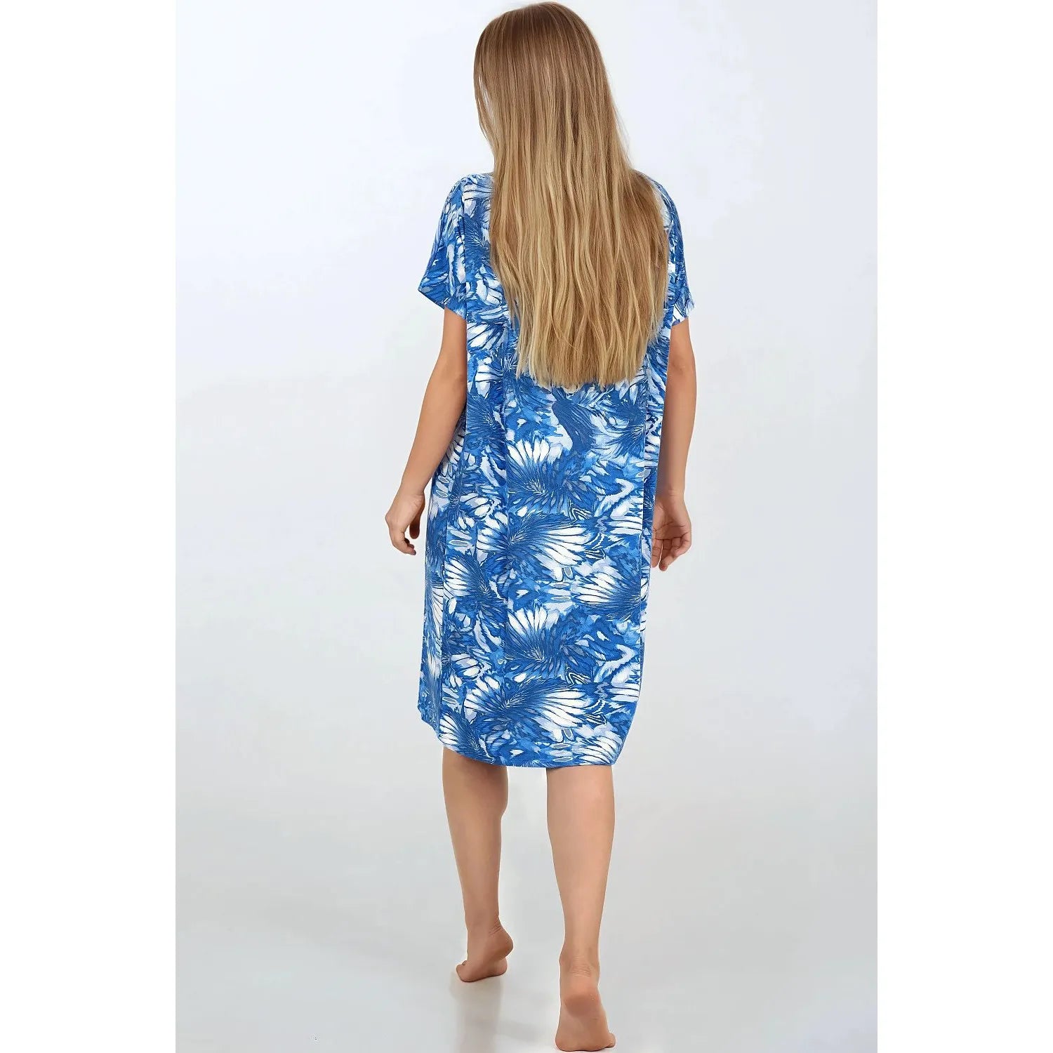 Chemise de nuit bleue à motifs floraux, coupe ample, décolleté semi-circulaire, tissu doux et respirant, vue de dos.