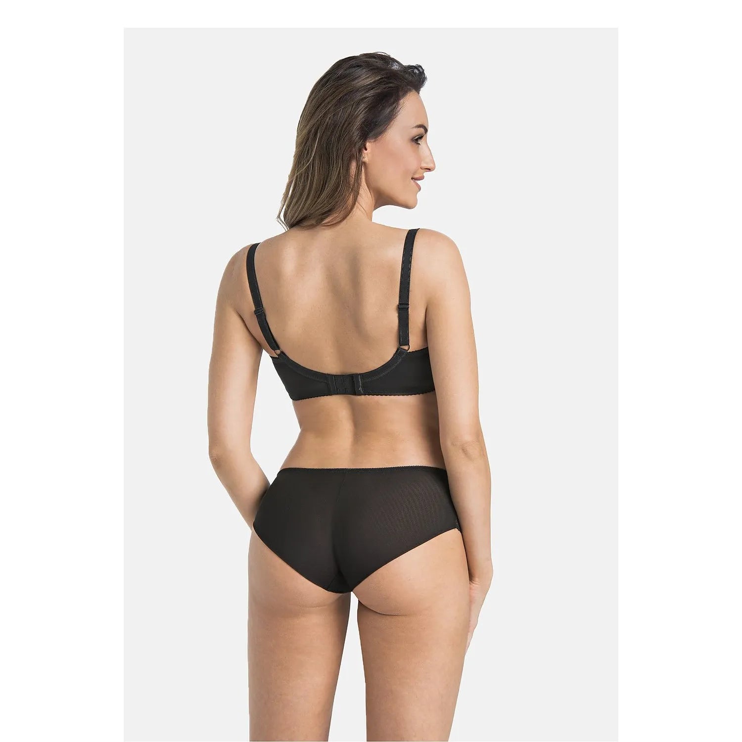 Culottes en soie beige avec dentelle fine et nœud élégant, lingerie féminine confortable et respirante.
