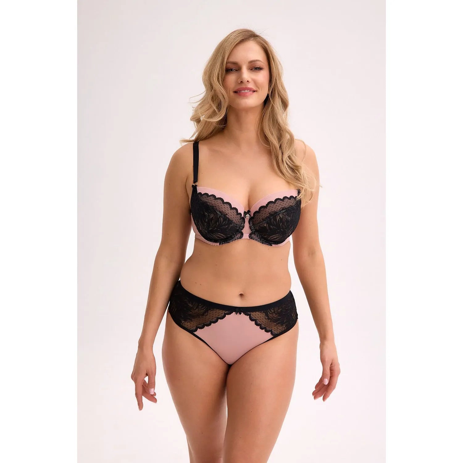Culottes brésiliennes sensuelles model 220490 Gaia dentelle romantique nœud décoratif coton doublure ajustement parfait silhouette féminine