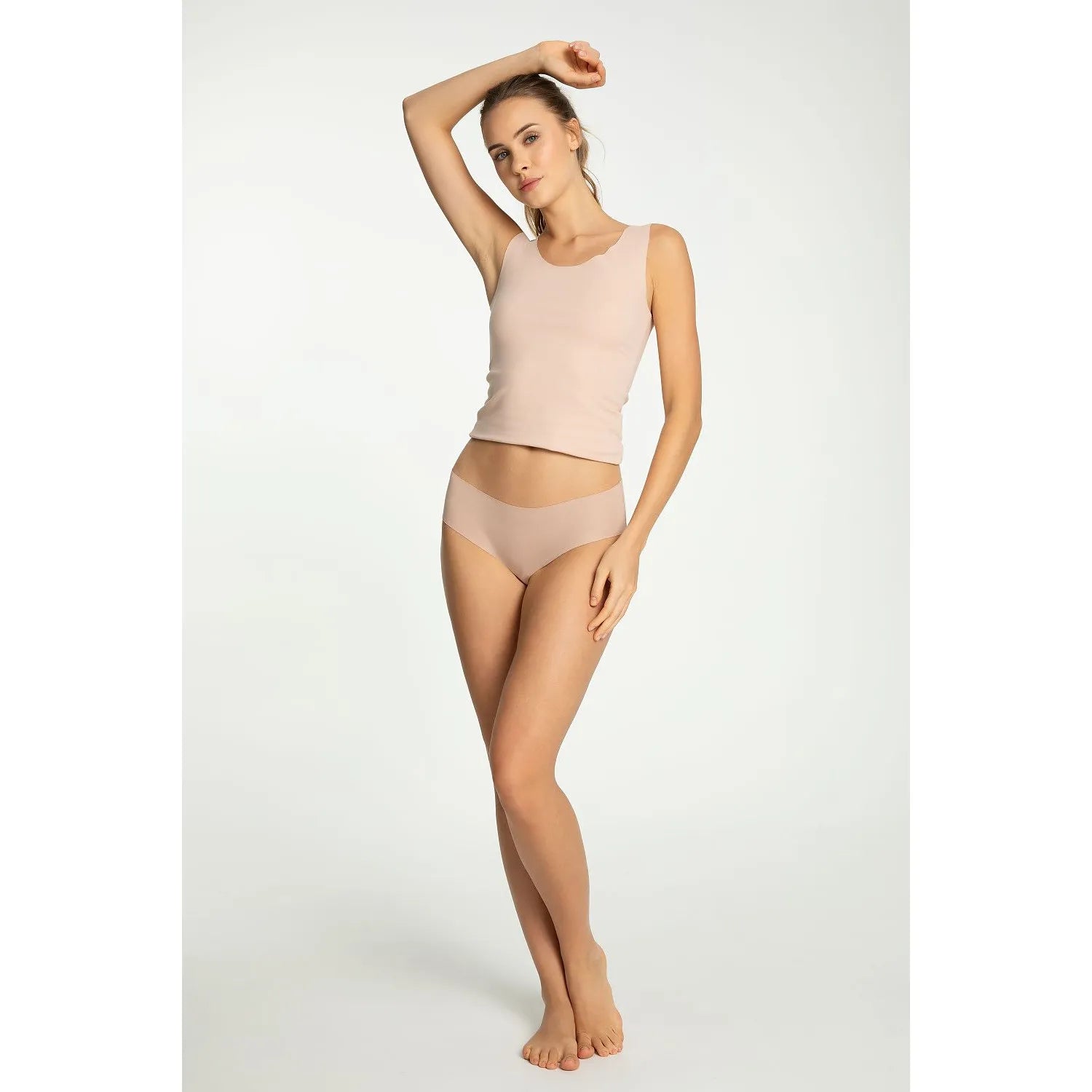 Ensemble lingerie NUITE nude sans couture, débardeur à bretelles larges et culotte assortie, confort quotidien élégant.