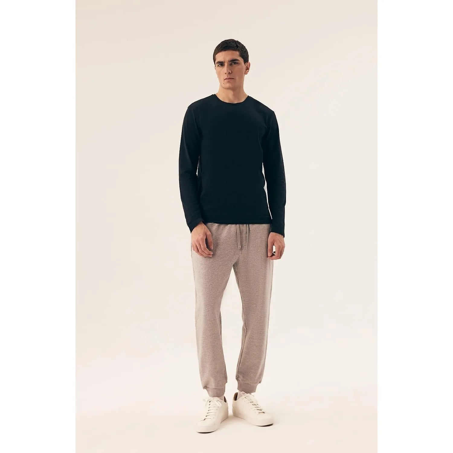 Ensemble Henderson homme manches longues noir et pantalon beige, coton extensible, col rond, confort élégant.