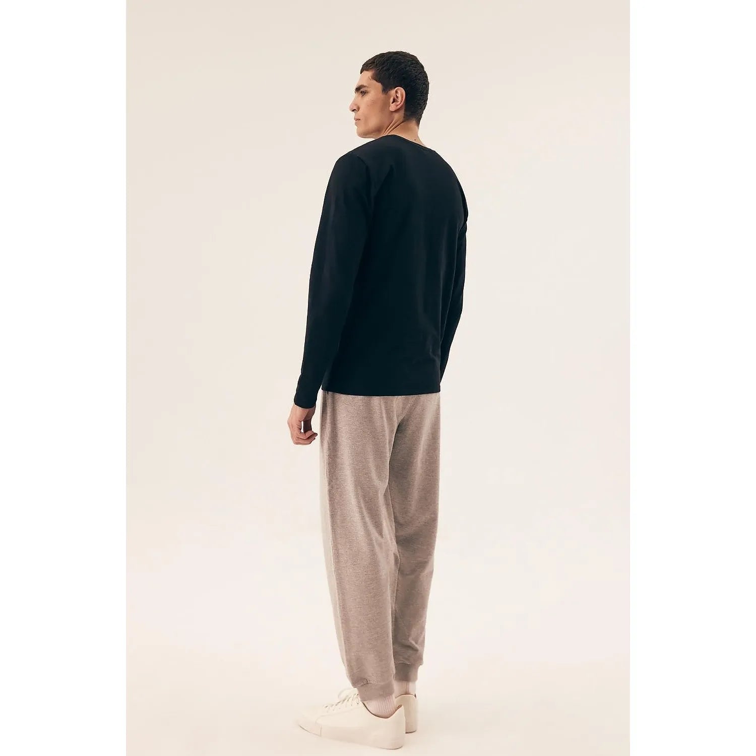 Homme portant pyjama Henderson 220973, t-shirt noir manches longues et pantalon jogging gris clair, style élégant et confo...