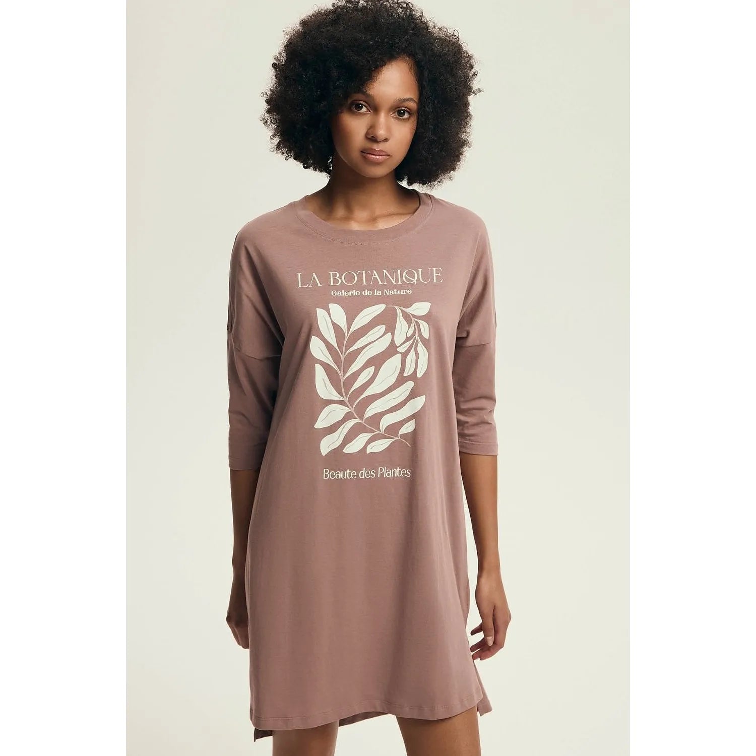 Chemise de nuit féminine ample et confortable imprimé botanique marron clair manches 3/4 col rond fentes latérales