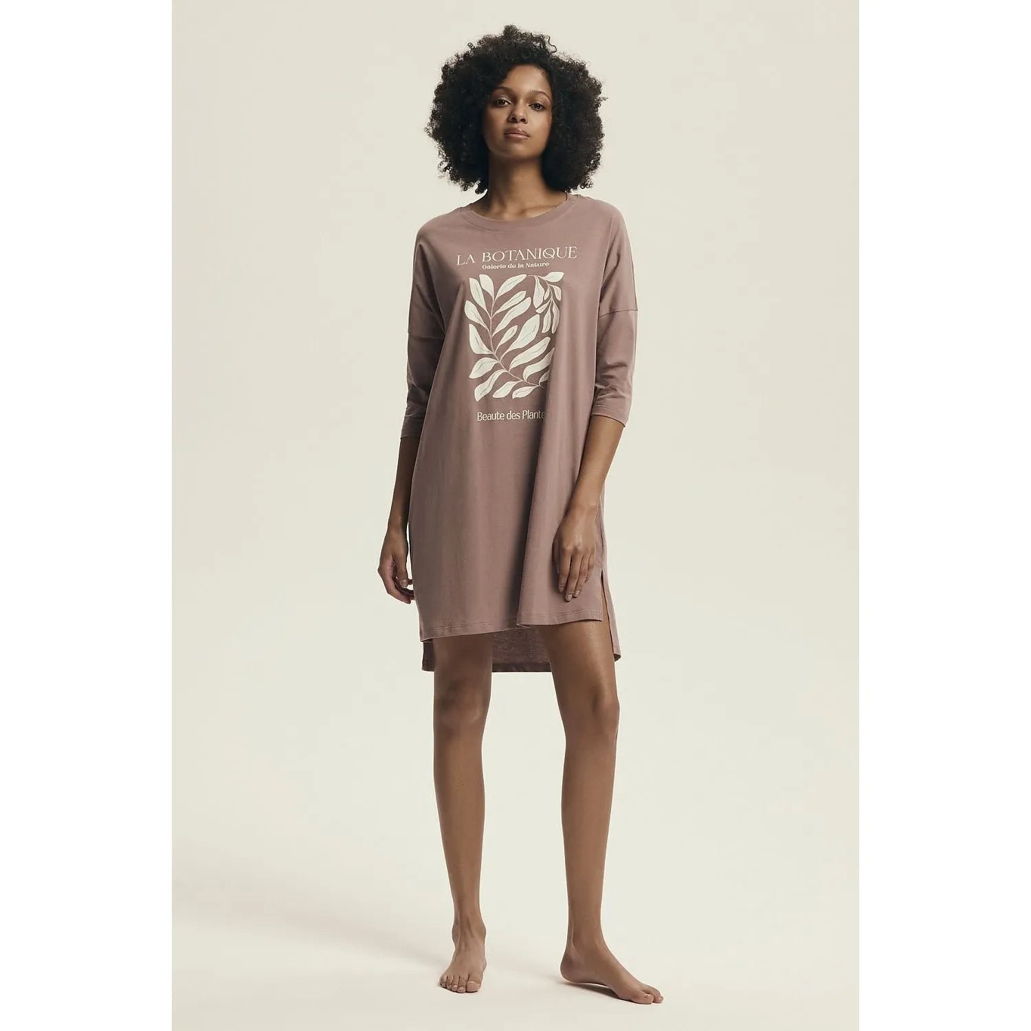 Chemise de nuit marron clair imprimé botanique, manches 3/4, col rond, fentes latérales, élégance et confort.