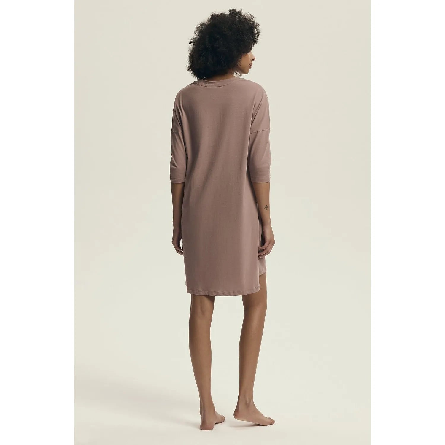 Chemise de nuit marron clair, imprimé botanique, manches 3/4, col rond, fentes latérales, confort et élégance.
