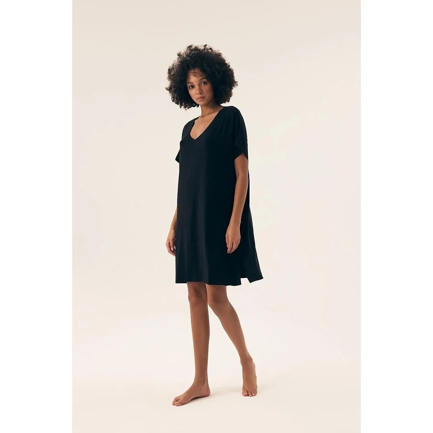 Chemise de nuit noire Henderson 220982, décolleté V, manches courtes, viscose douce, élégante et confortable.