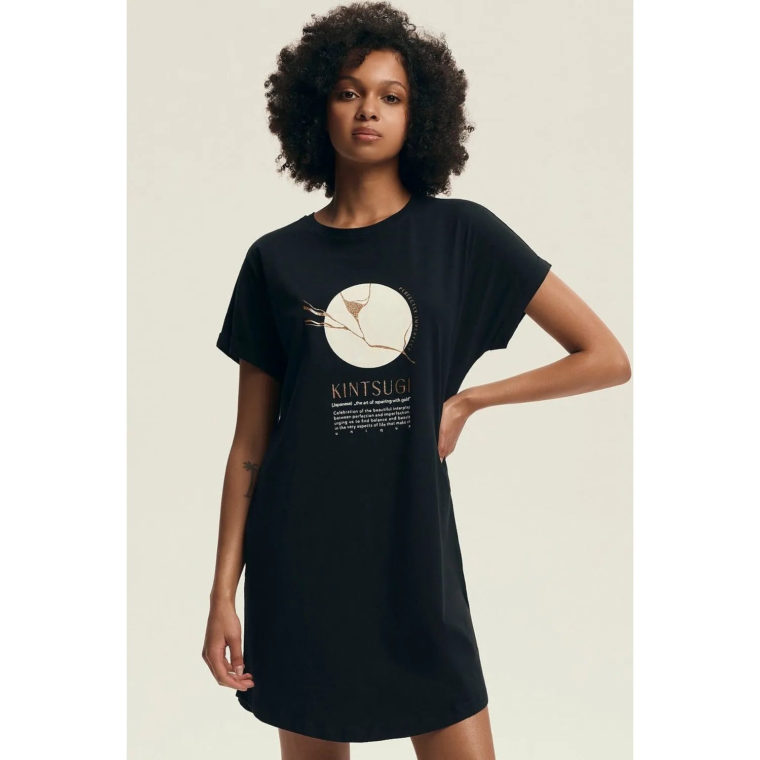 chemise nuit féminine confortable coupe ample manches courtes imprimé graphique inspiration japonaise kintsugi tissu doux respirant coton esthétique raffinée relaxante