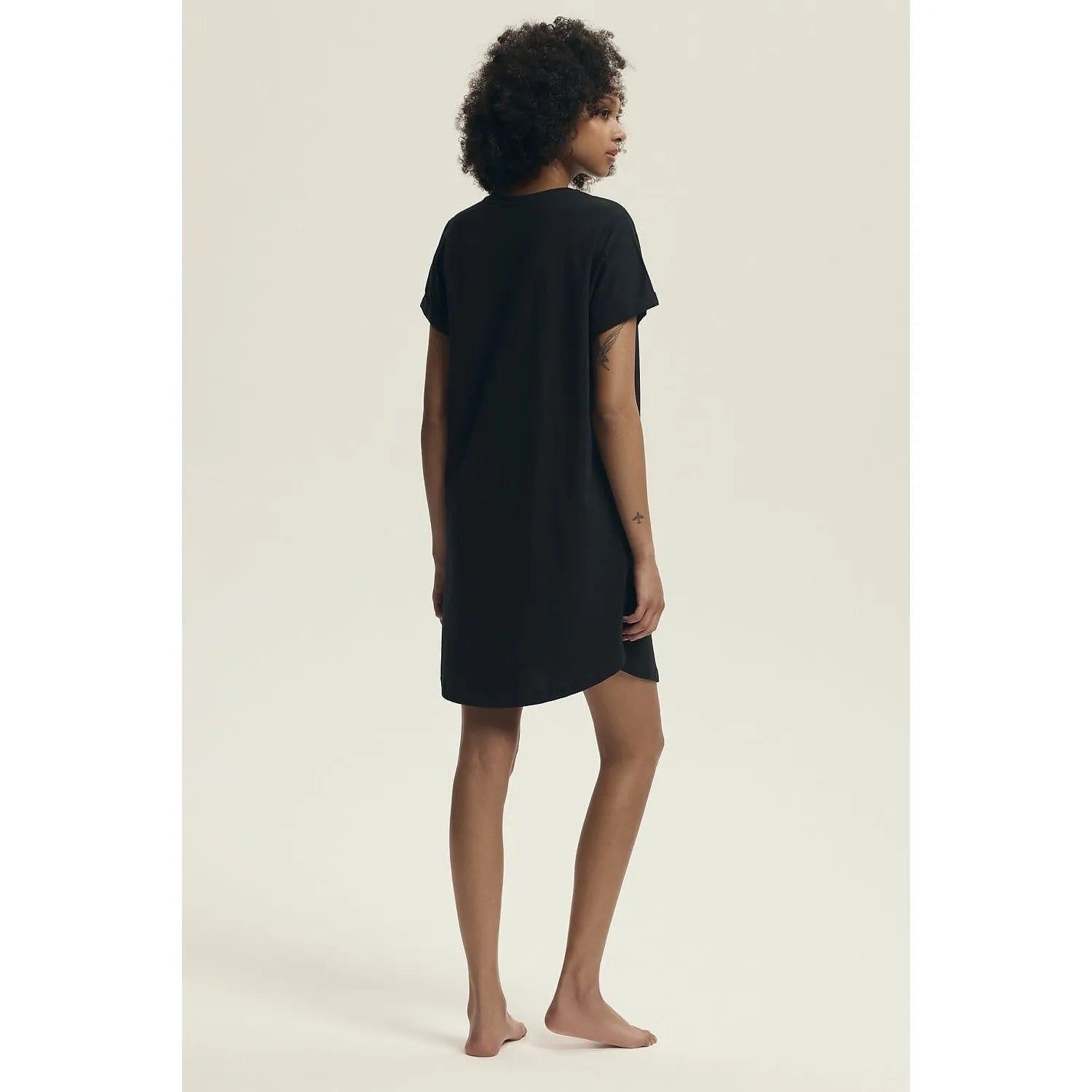 Chemise de nuit noire ample style t-shirt, manches courtes, imprimé Kintsugi doré, coton respirant pour détente nocturne.