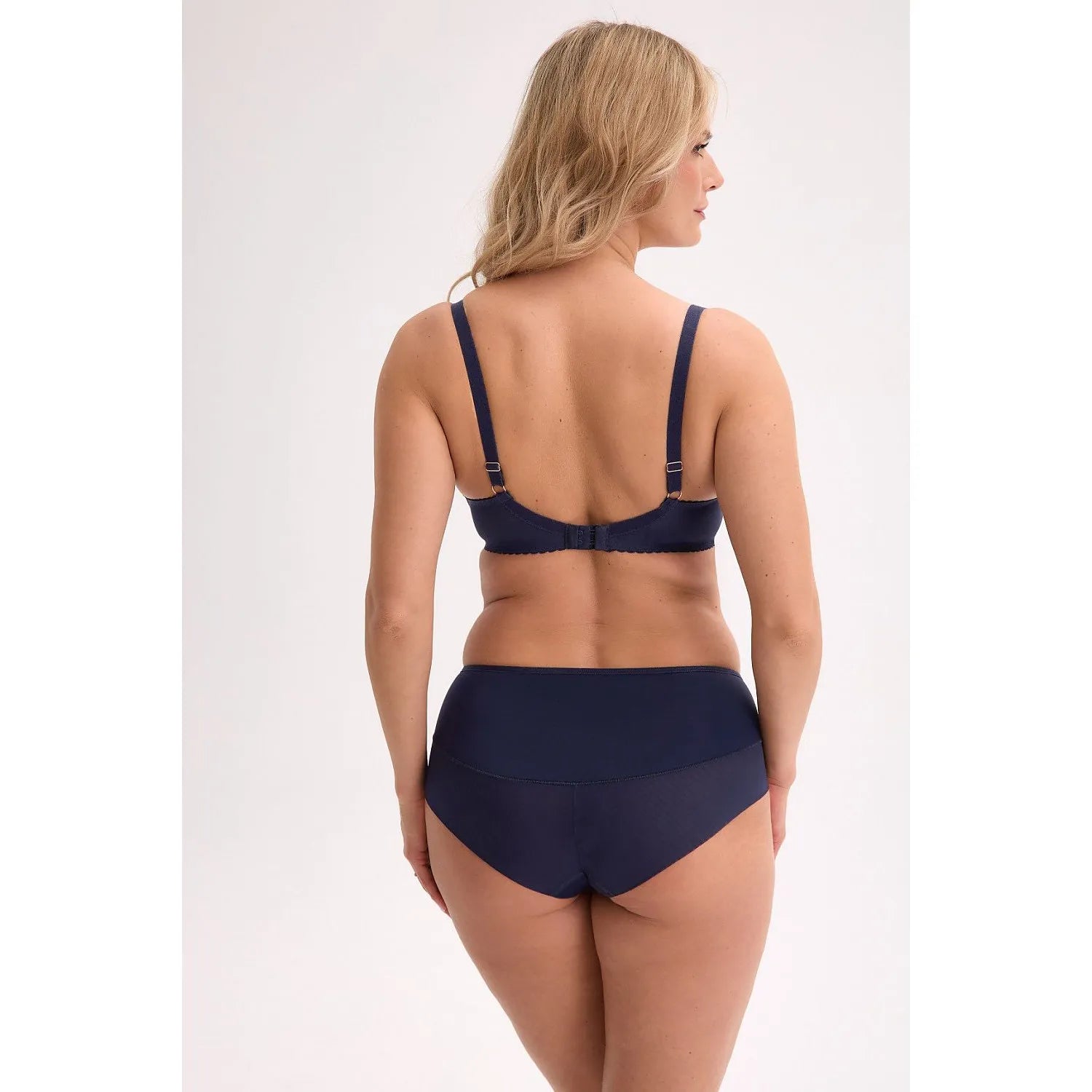 Culottes bleues en microfibre douce avec broderie, coupe classique, côtés couverts, confort optimal, élégance féminine.