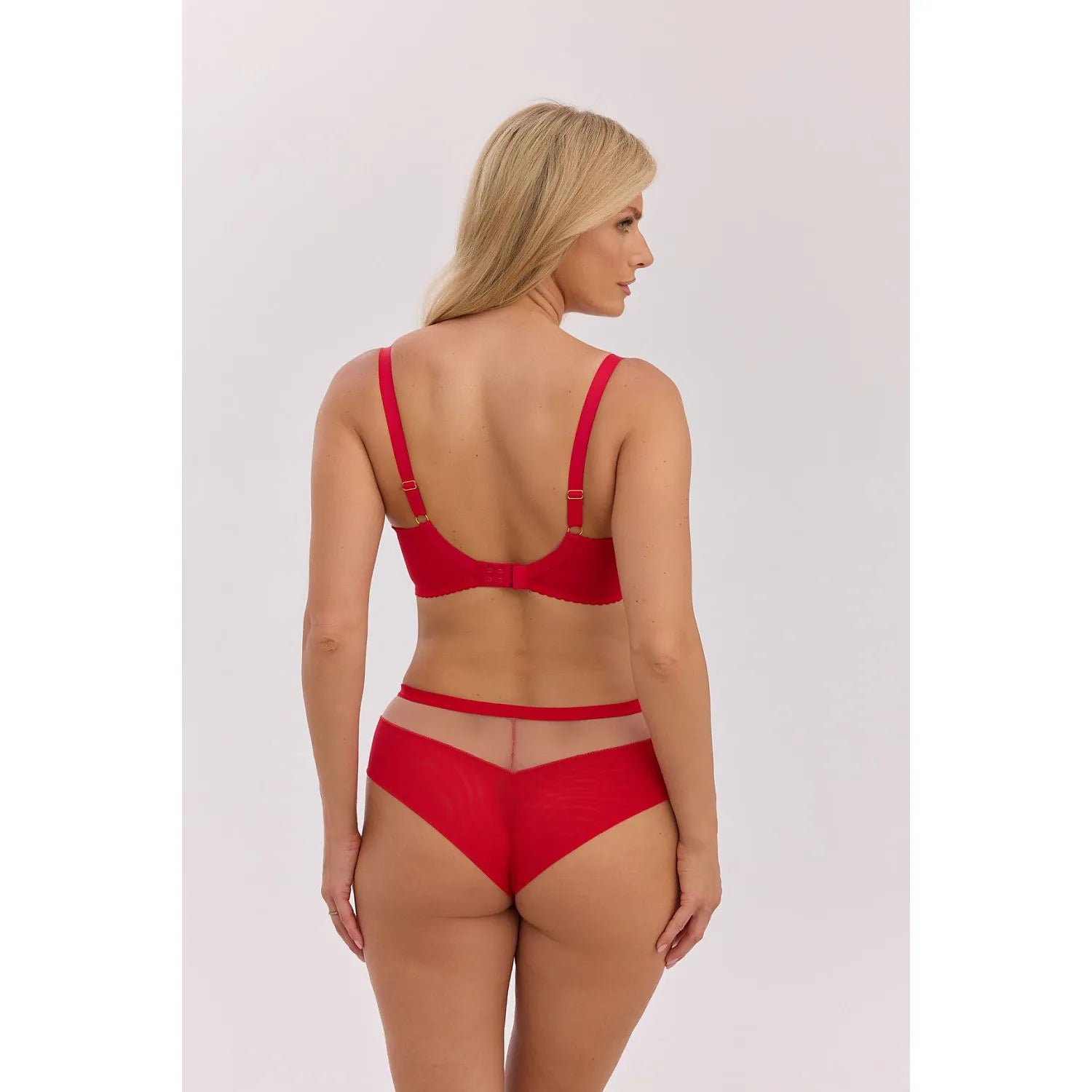 Culotte brésilienne rouge en dentelle et résille, élégante et confortable, vue de dos sur mannequin féminin.
