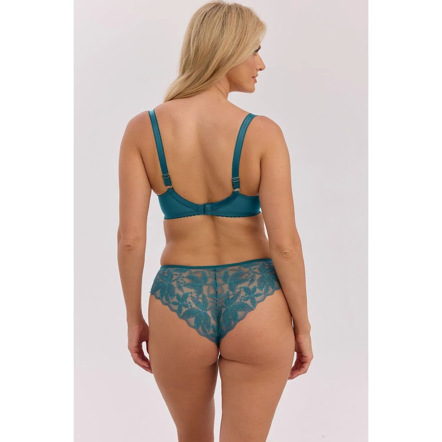 Culotte brésilienne en dentelle turquoise, design élégant et confortable, mettant en valeur les courbes féminines.