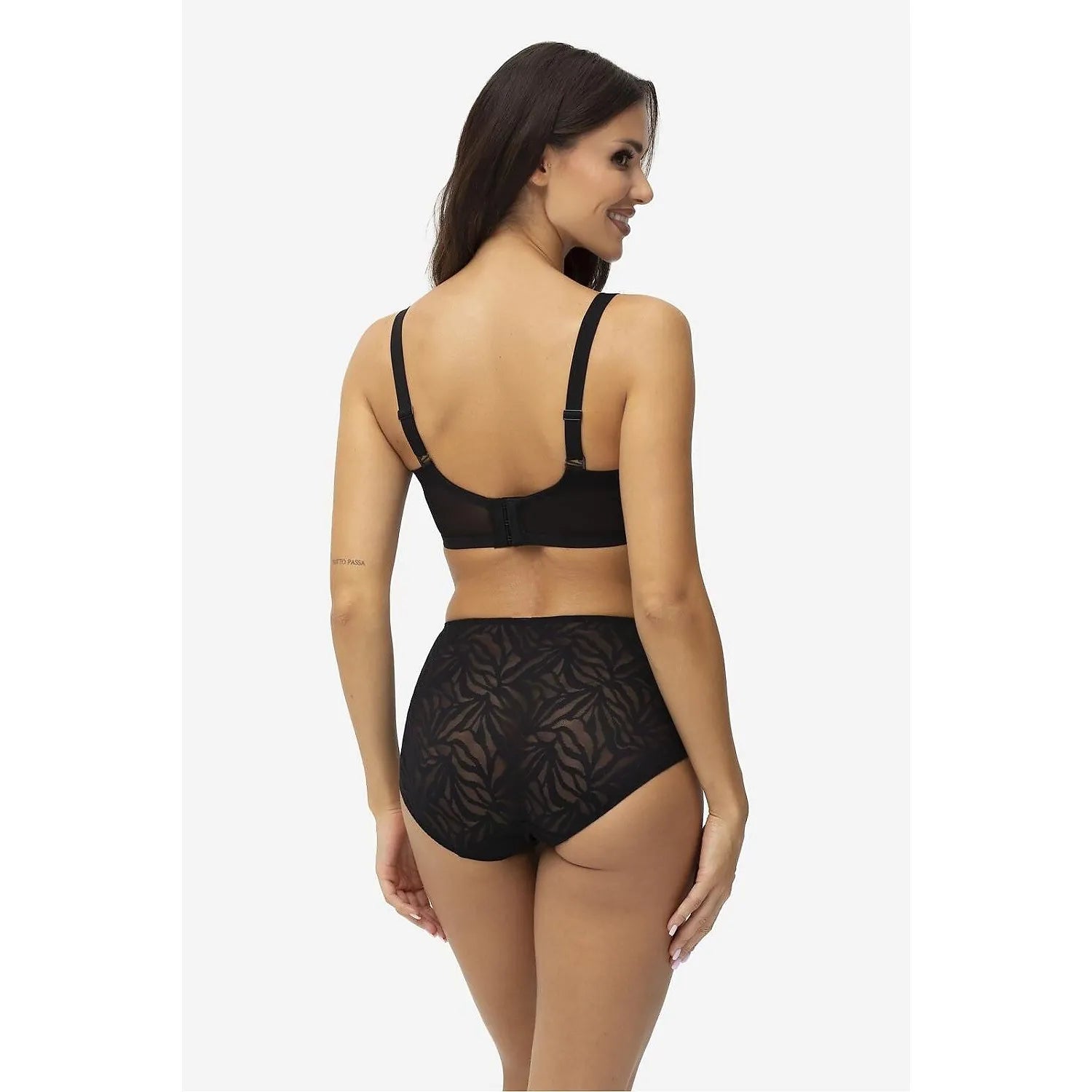Culotte femme noire taille haute en coton respirant avec motif, offrant confort et élégance, par Gatta.