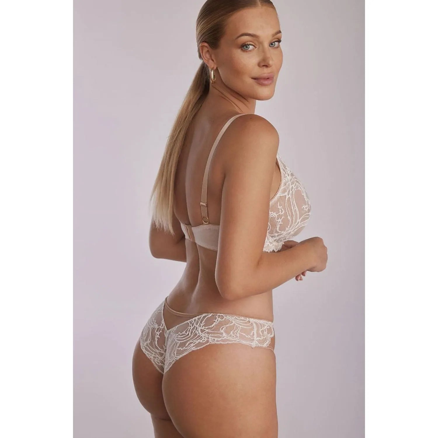 Culotte dentelle beige femme, élégante et confortable, modèle Sand P-1226/3 Kinga, avec détails filet invisible.