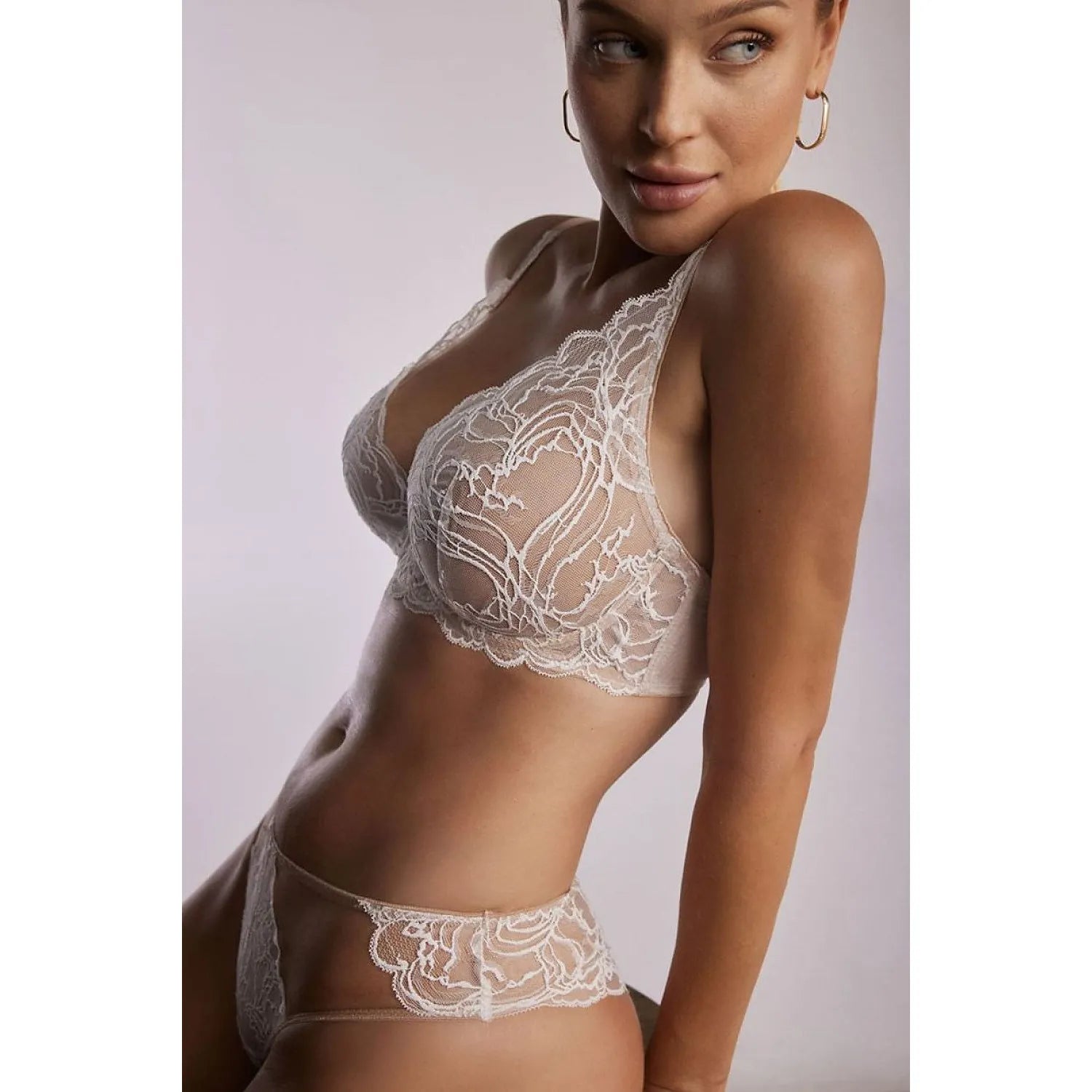 Culotte dentelle élégante beige Sand P-1226/3, coupe pleine, filet invisible, allure raffinée et sensuelle.