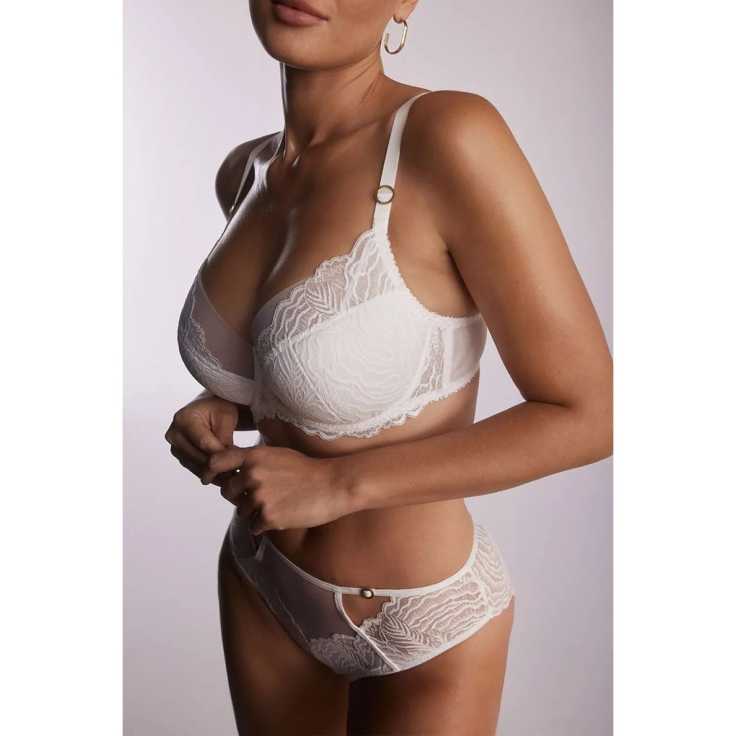 Culottes dentelle noire Luna P-1098/3, élastique confort, élégance féminine, boucles dorées, silhouette sublimée.