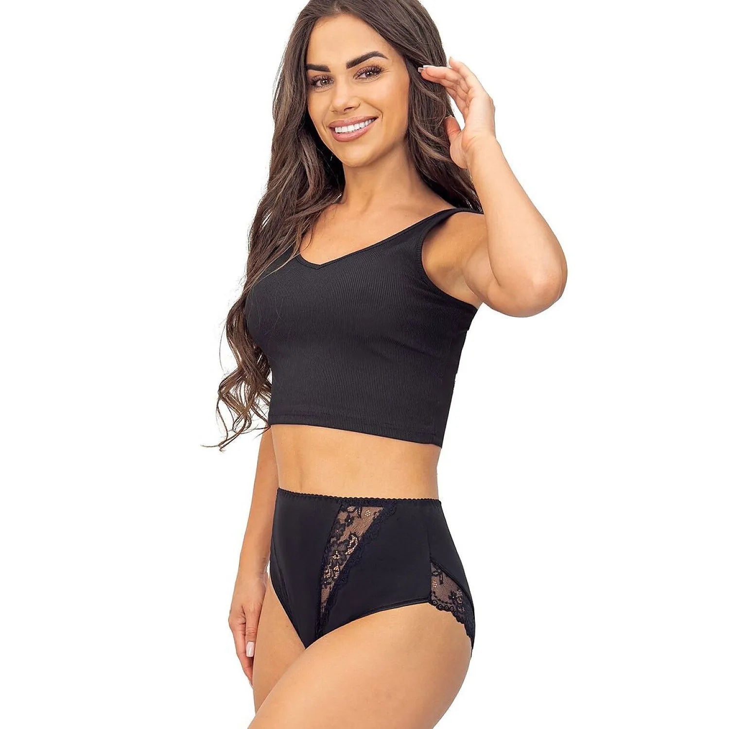 Culotte taille haute en coton noir avec dentelle, portée par une femme souriante, confort et élégance au quotidien.