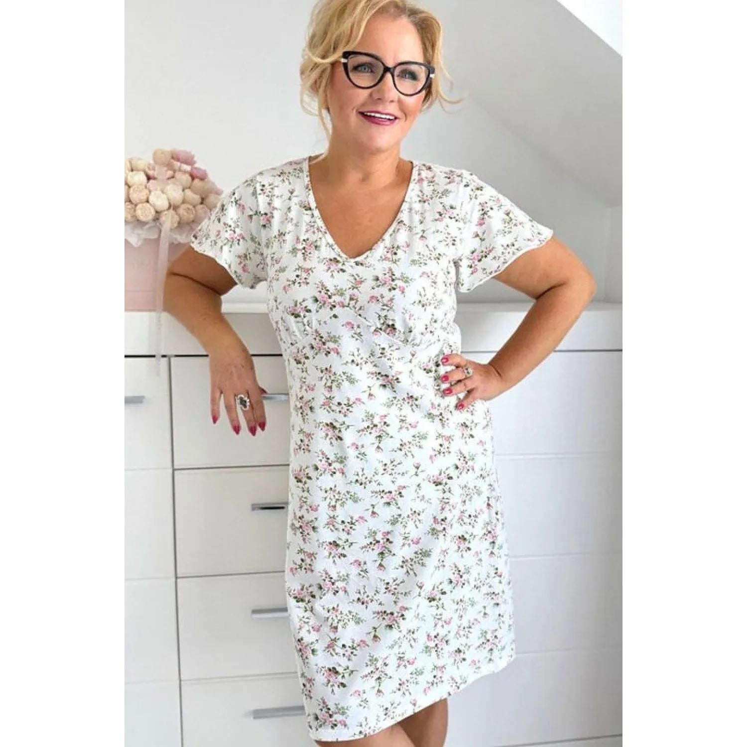 Chemise de nuit Emilia en coton floral, manches courtes, femme souriante, ambiance détente maison.
