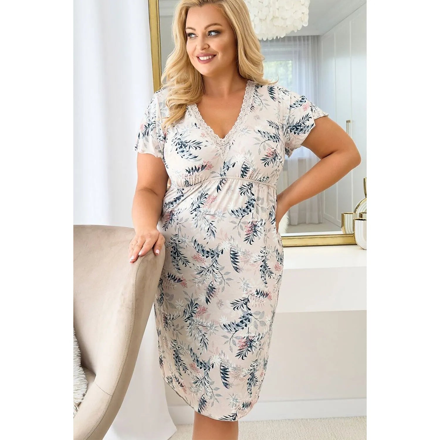 Chemise de nuit grande taille en viscose florale avec dentelle, manches courtes, fond blanc, détails élégants et confortab...