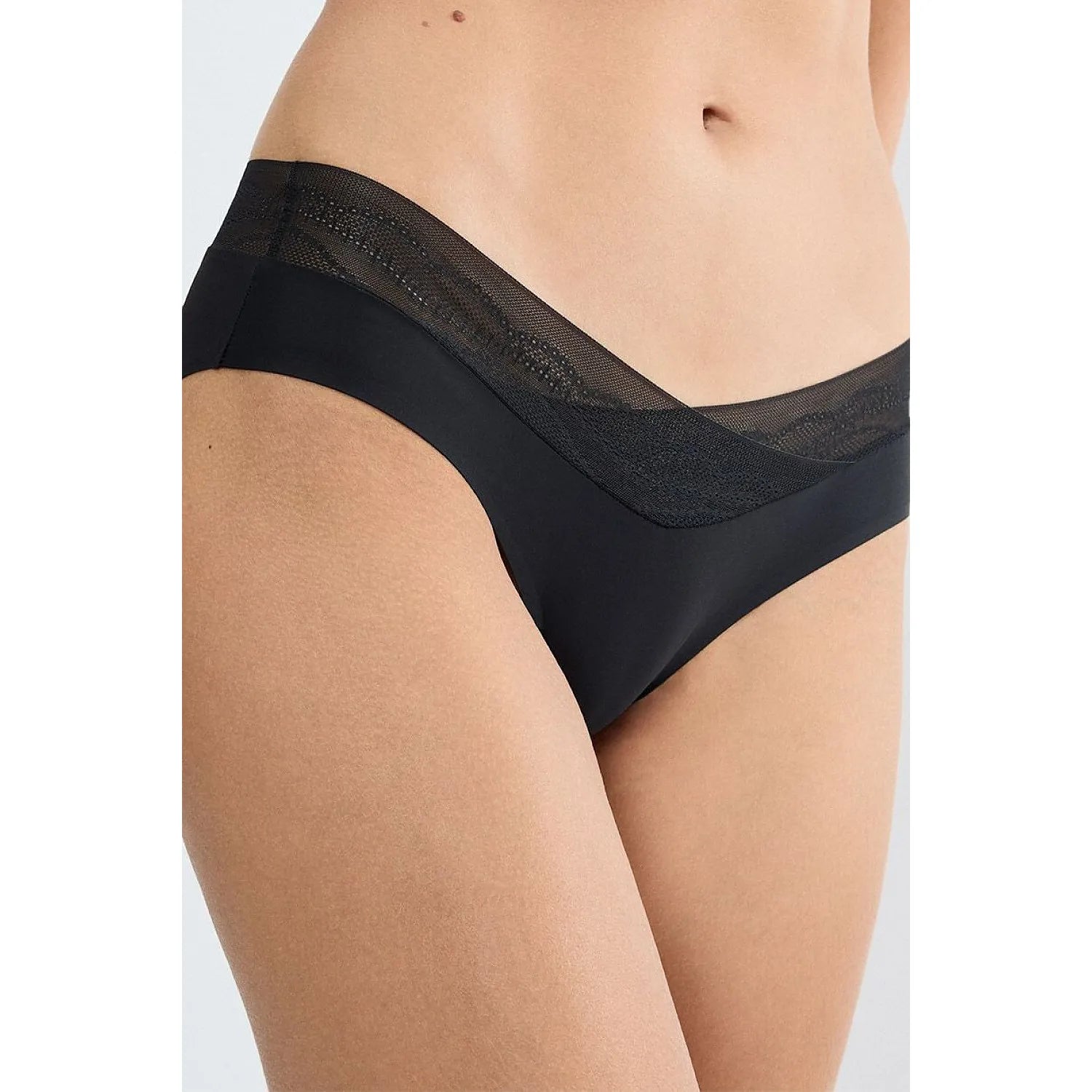 Culotte femme noire en microfibre et dentelle recyclée, coupe hipster, invisible sous vêtements, élégante et confortable.
