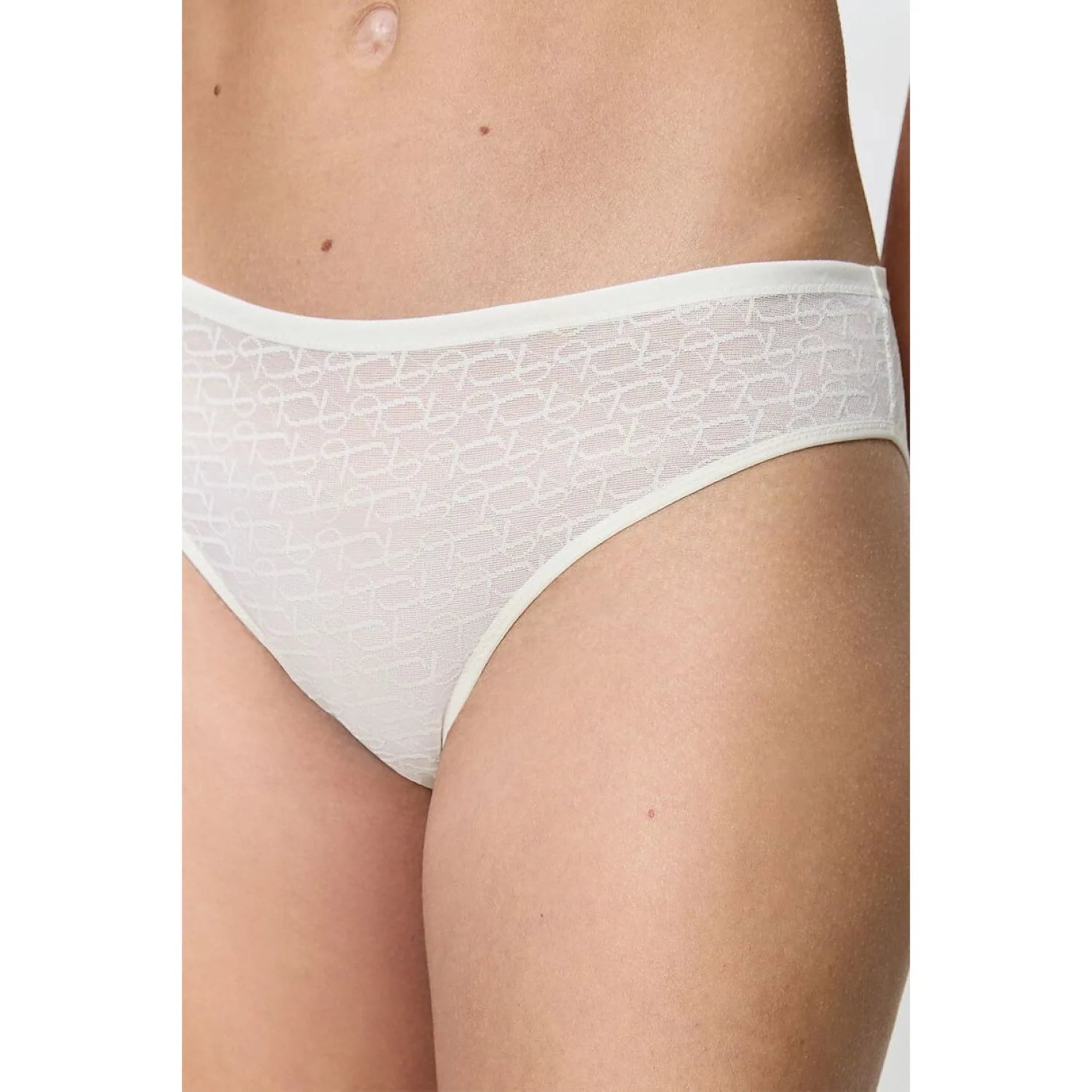 Culotte femme Triumph blanche dentelle invisible ajustée, design élégant et confort quotidien, vue de profil.
