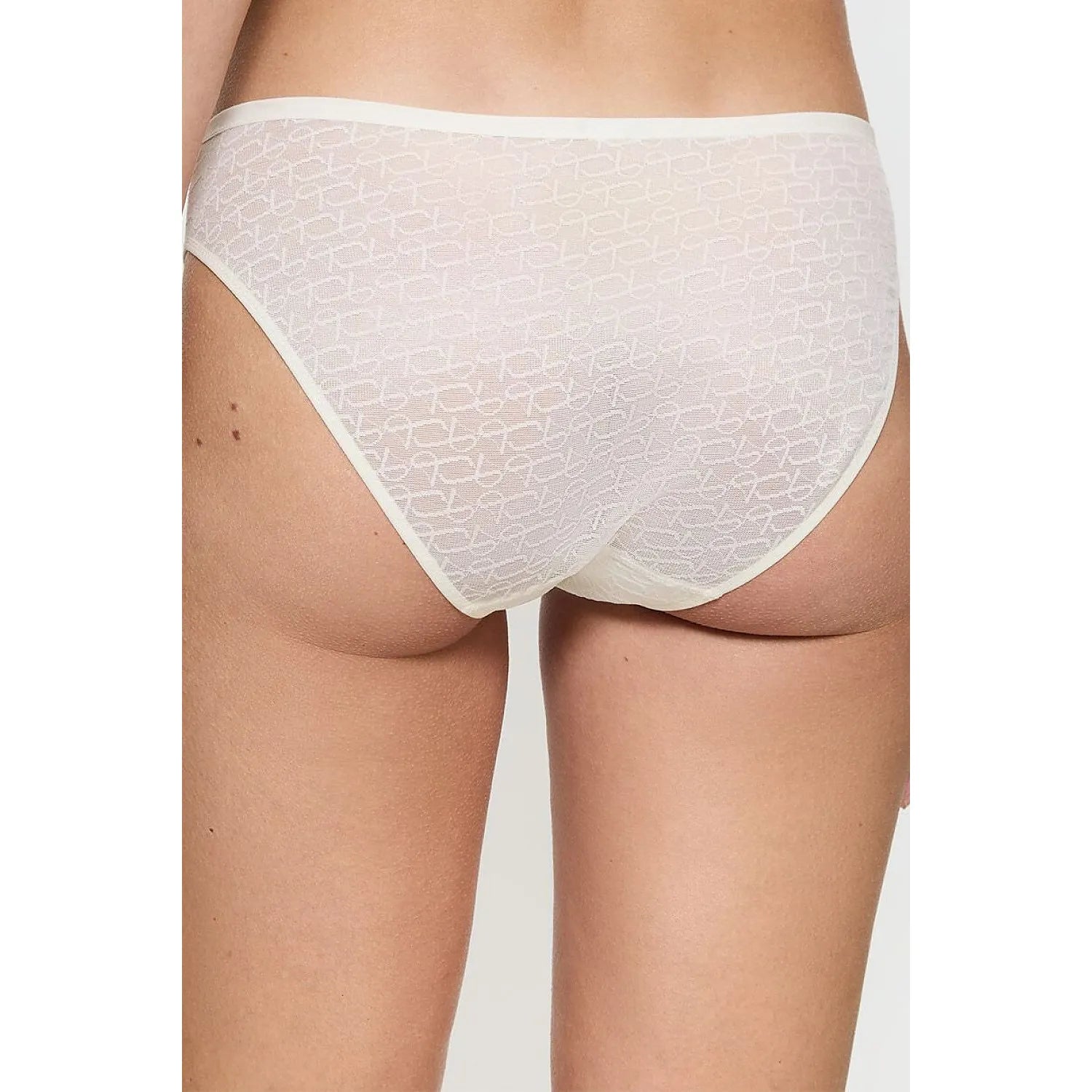 Culotte femme blanche Triumph dentelle invisible ajustée, design élégant et confort quotidien, vue arrière.