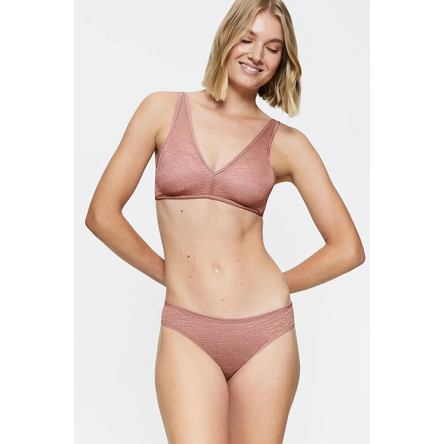 Culotte femme élégante en dentelle rose, design invisible, confort quotidien, Figi Tai Signature, silhouette sublimée.