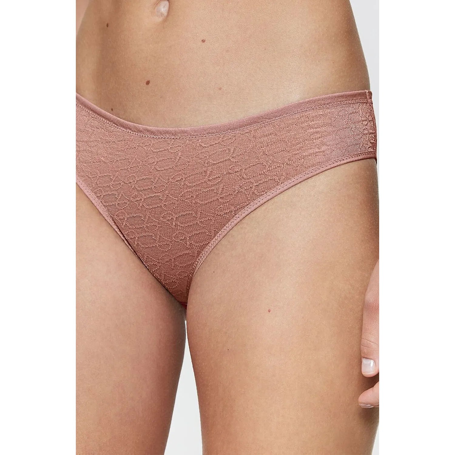 Culotte femme dentelle rose, design élégant et confortable, invisible sous vêtements, Figi Tai Signature.