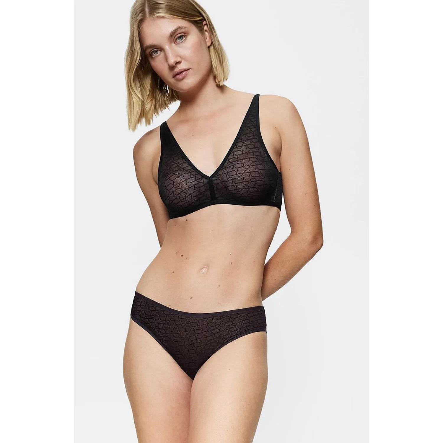 Culottes Tai noires en dentelle délicate, ajustement parfait, élégance et confort invisibles pour femmes.