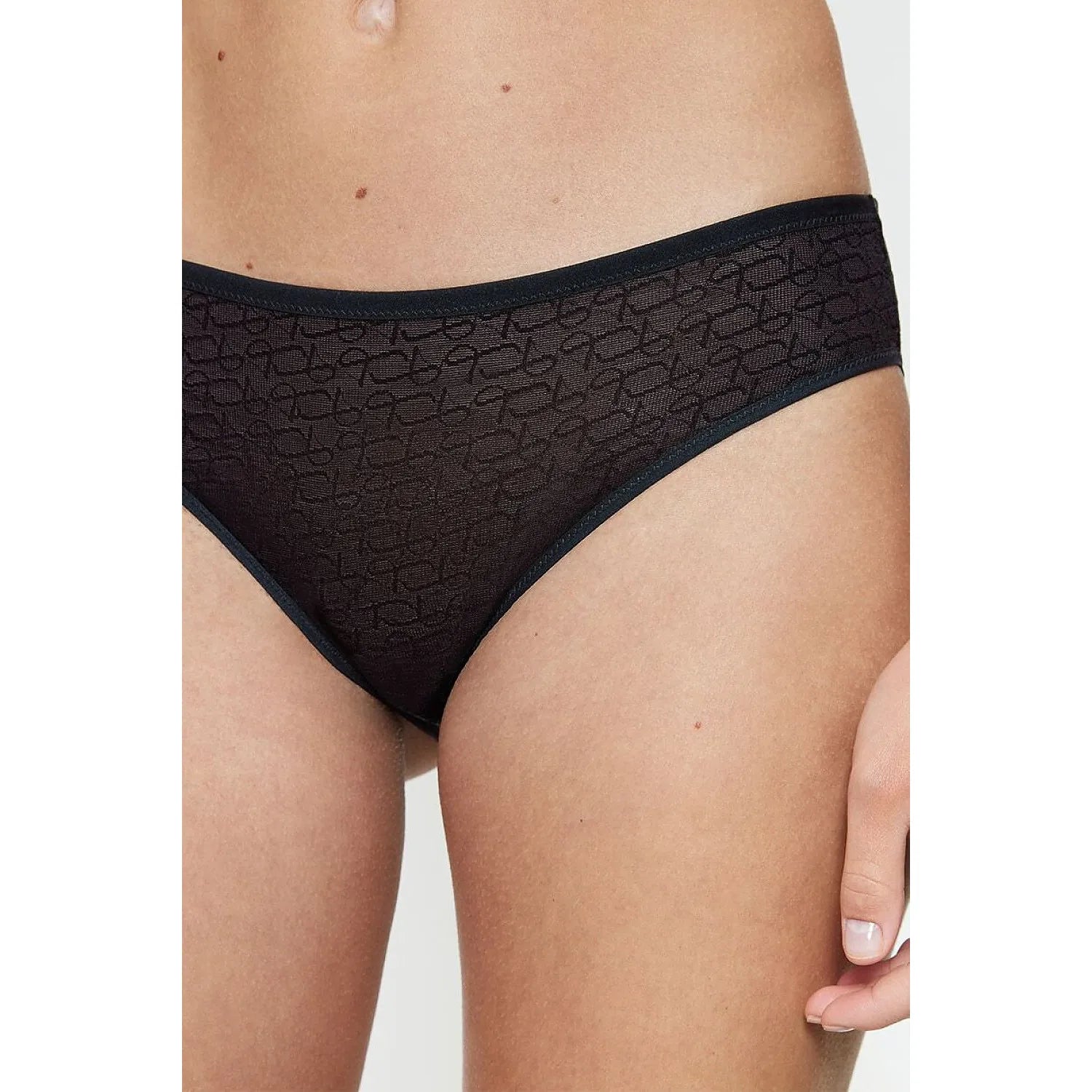 Culotte Tai noire en dentelle délicate, ajustement parfait, élégance et confort invisible pour femmes.