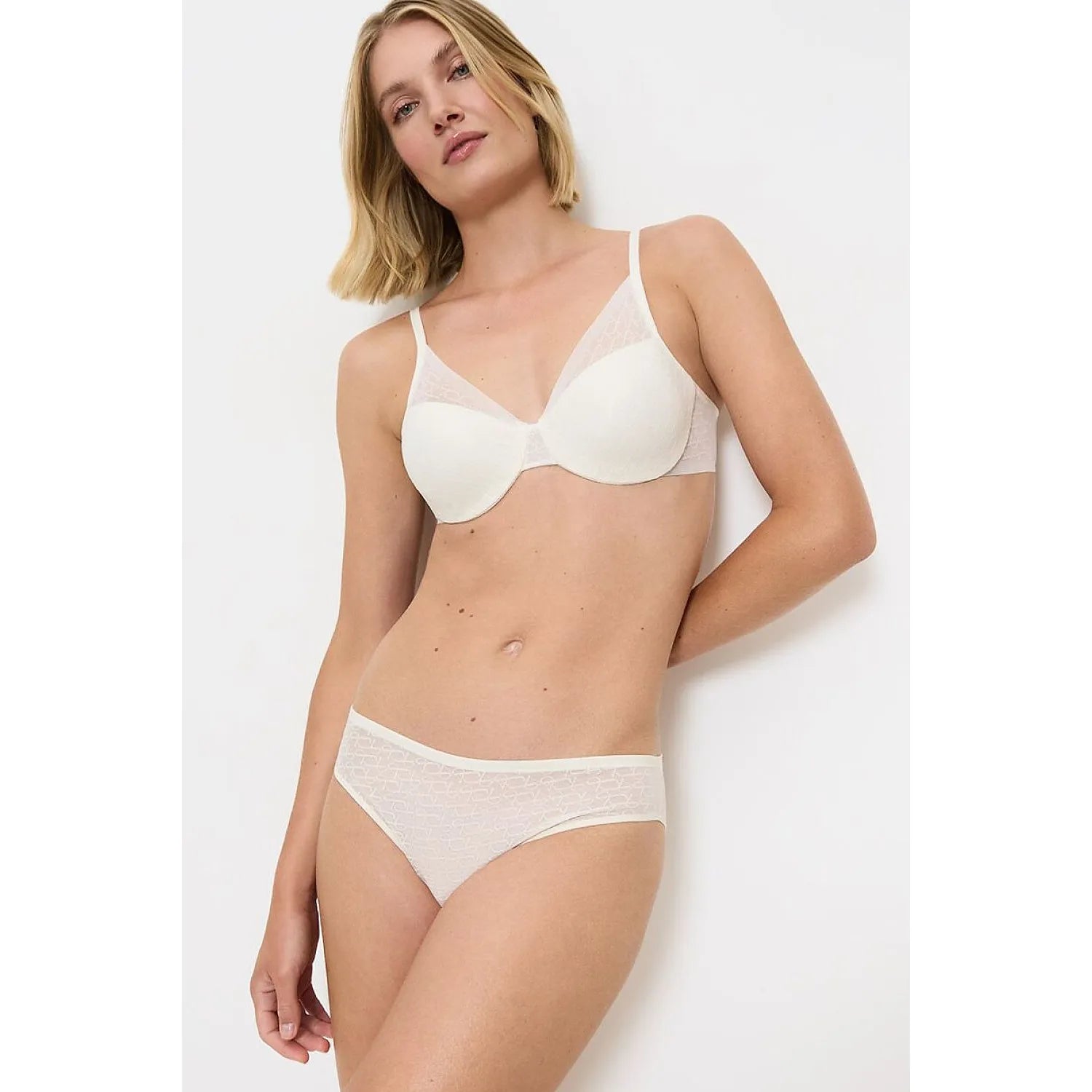 Culotte Triumph blanche dentelle ajustée, design élégant et confortable, portée par un mannequin, style quotidien chic.