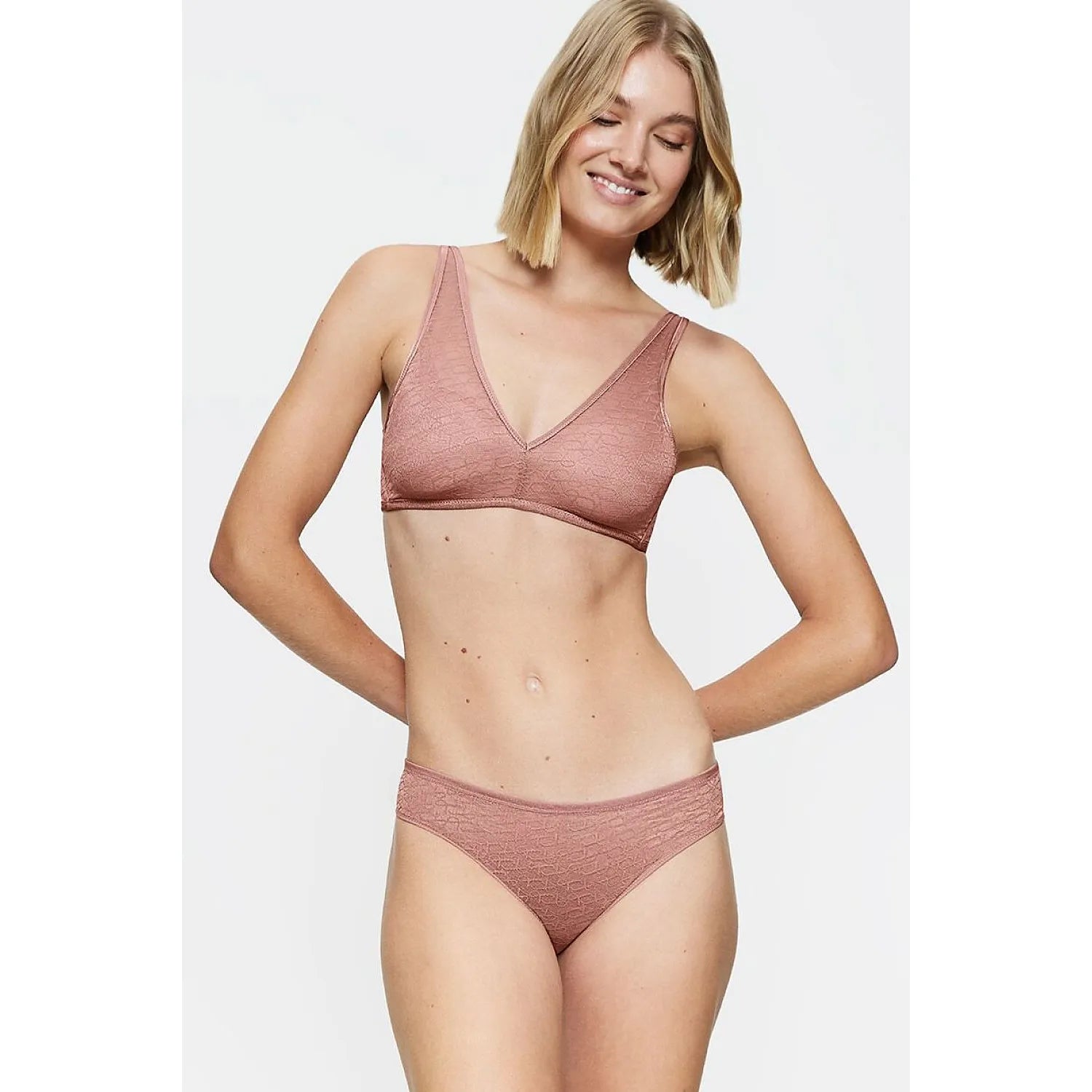 Culottes dentelle invisible Figi Tai Signature rose, design élégant, confort quotidien, silhouette sublimée.