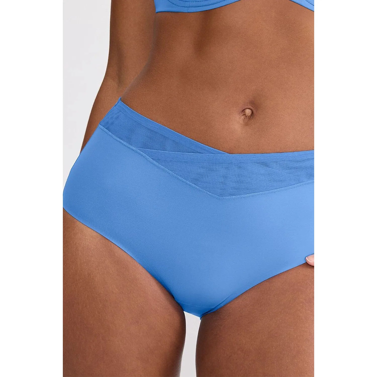 Culottes hautes amincissantes bleues, sans coutures, en tissu LYCRA, offrant confort et discrétion sous les vêtements.