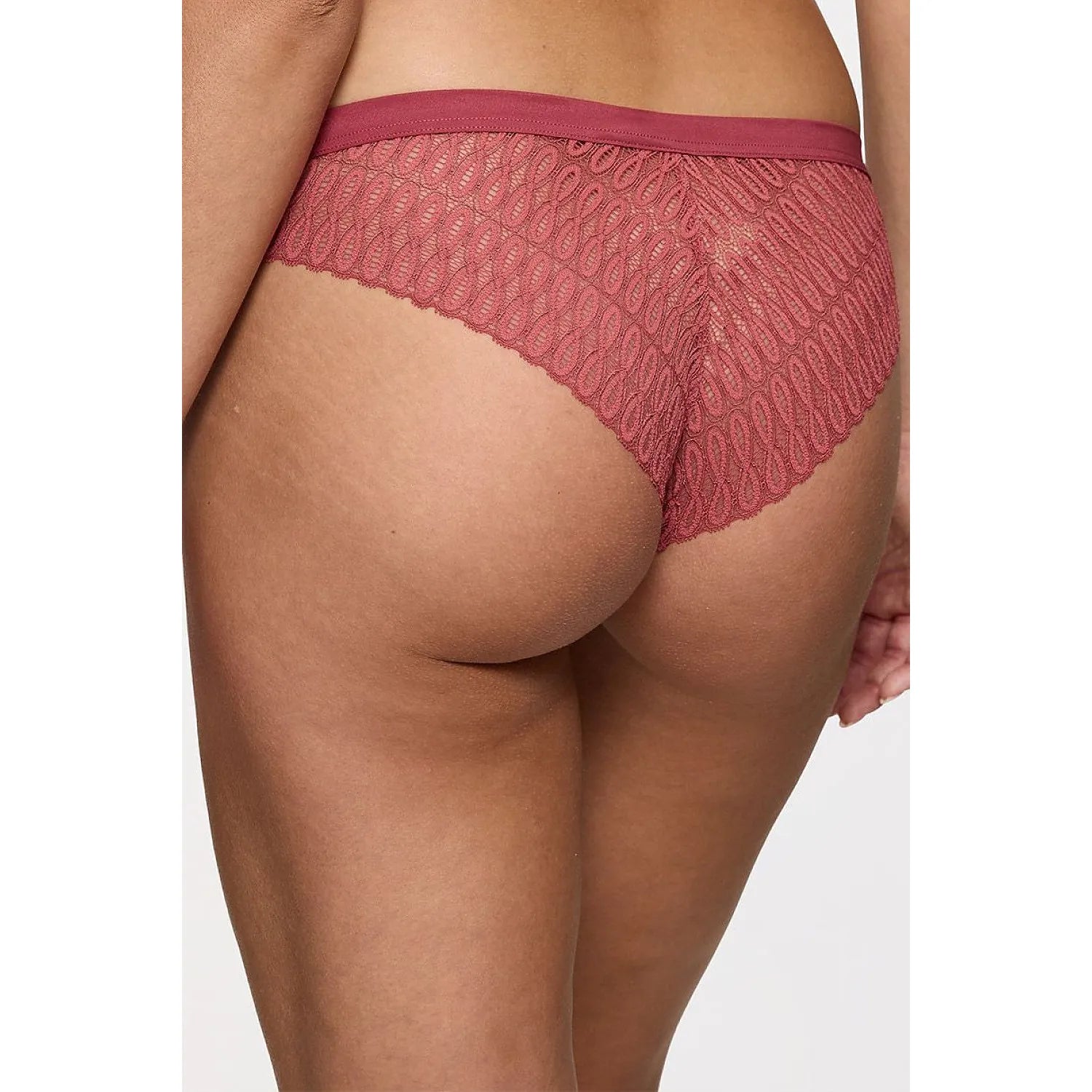 Culotte brésilienne dentelle rouge, microfibre élégante, confort invisible, épouse les formes, détails raffinés.