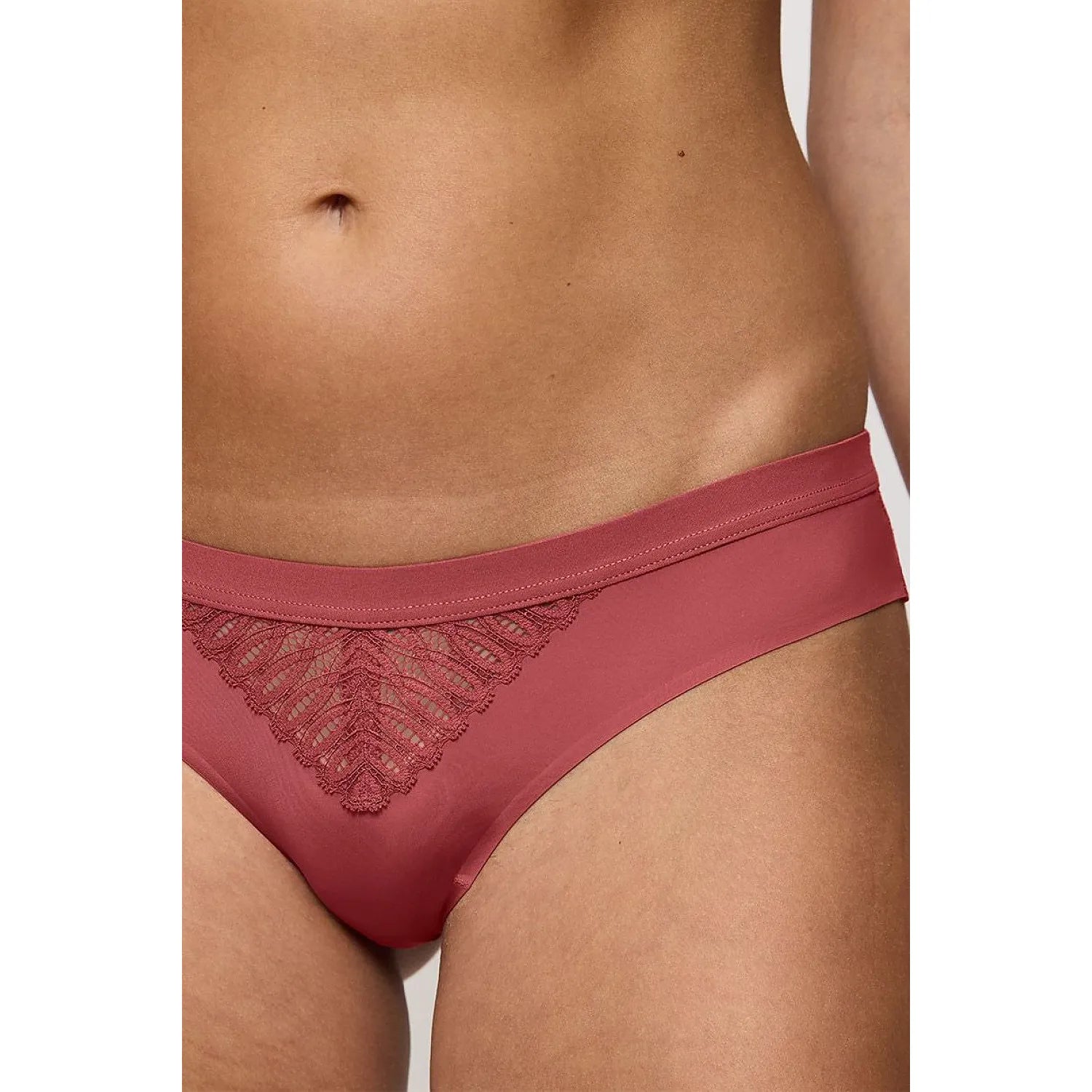 Culotte brésilienne rose en microfibre avec dentelle élégante, design confortable et invisible, pour femmes.