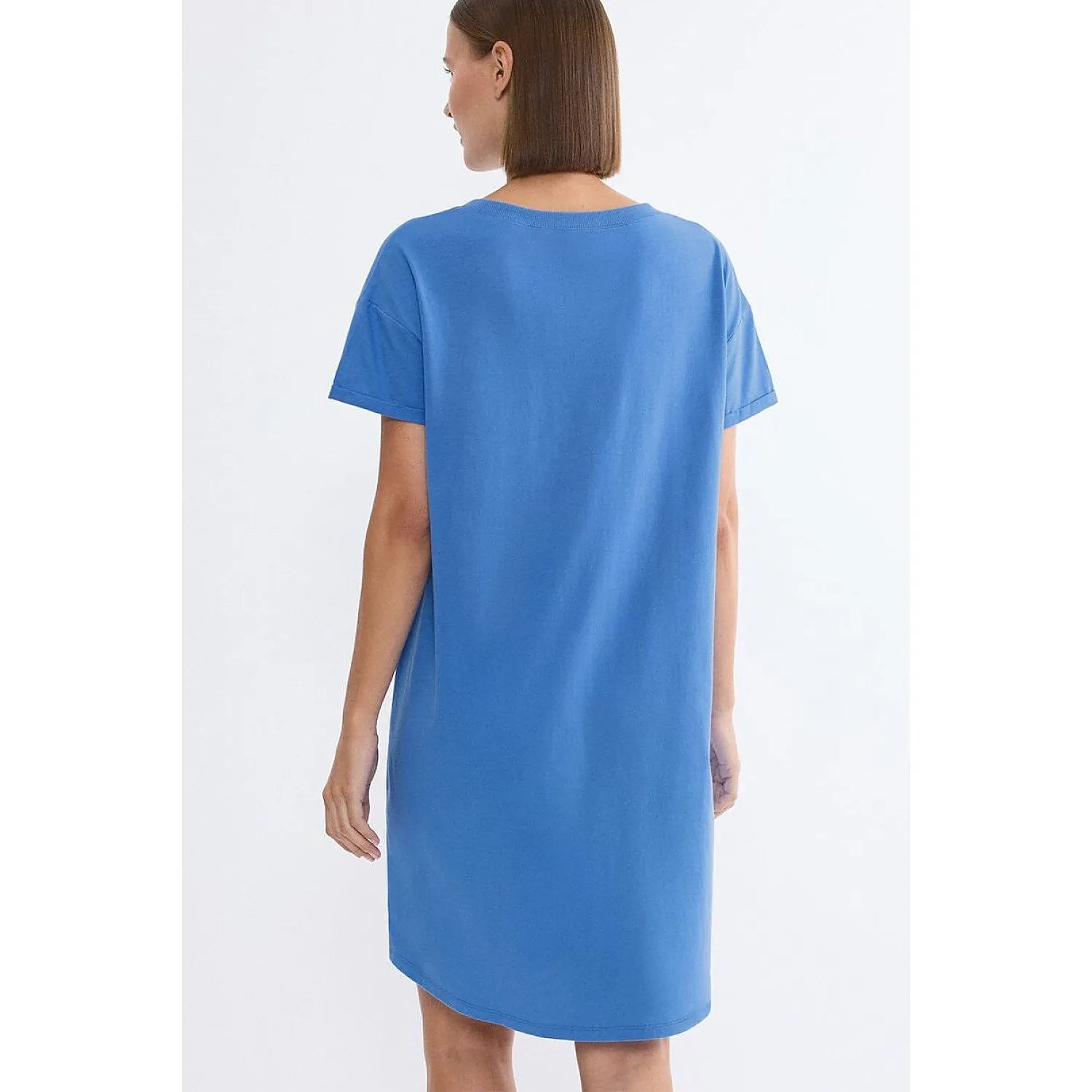 Chemise de nuit bleue côtelée en coton doux, coupe moderne décontractée, manches courtes, dos visible.